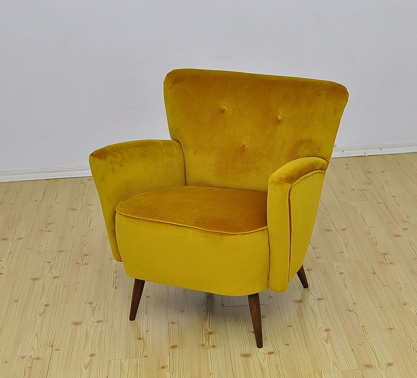 Fauteuil en velours jaune du milieu du siècle, années 1960