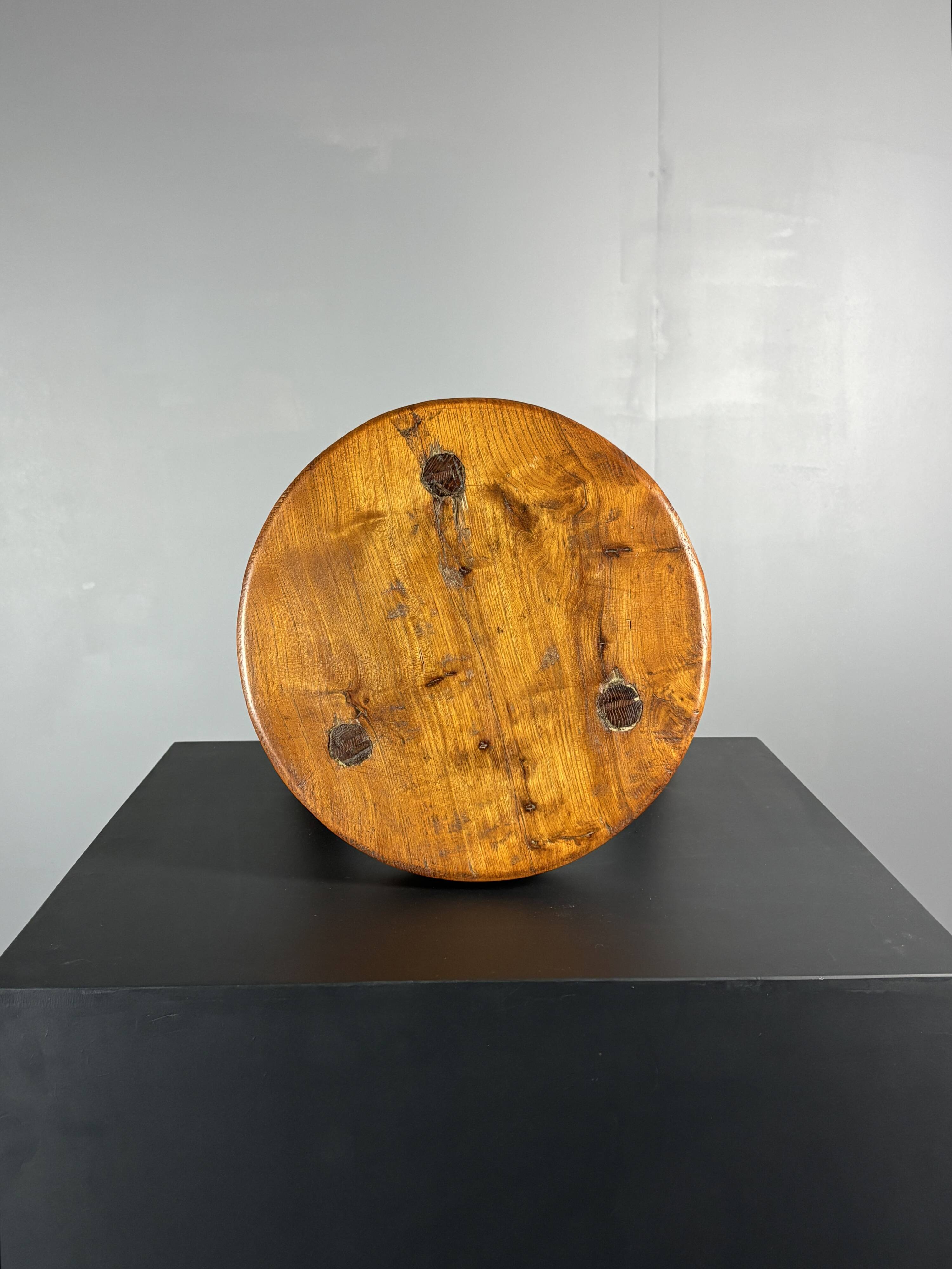 Tabouret de ferme rustique français massif de style brutaliste des années 1950