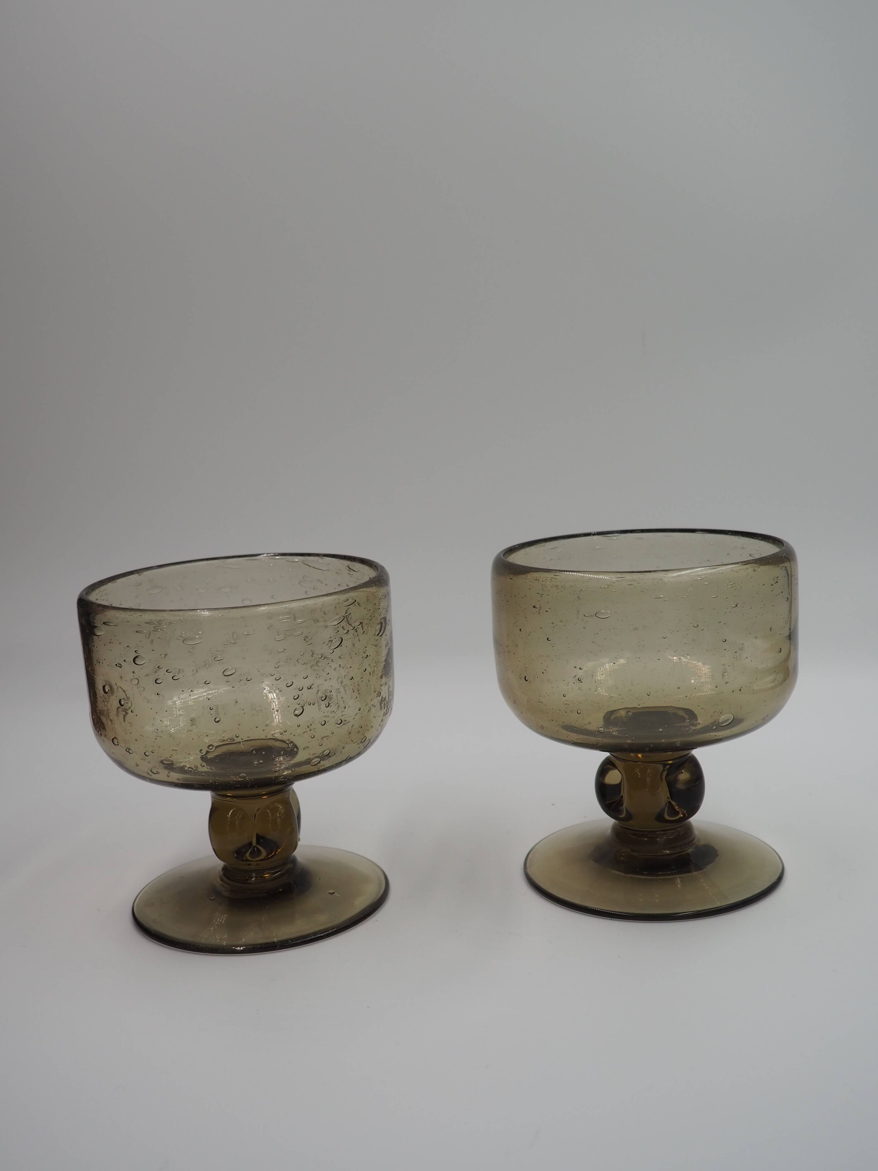 Verres à vin Biot en verre fumé marron-gris
