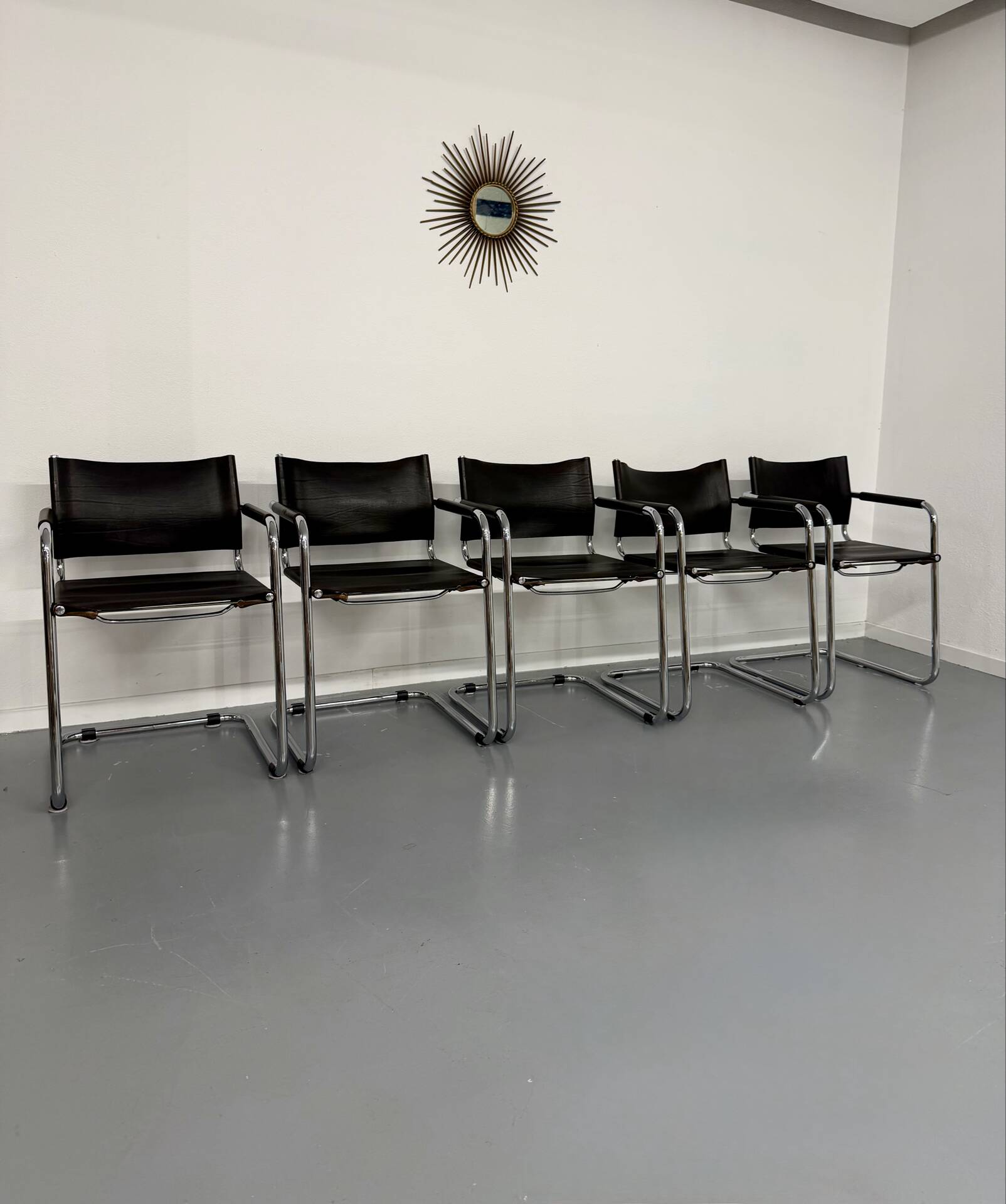 Lot of 5 tubular metal leather chairs, Bauhaus design, vintage 1970s.