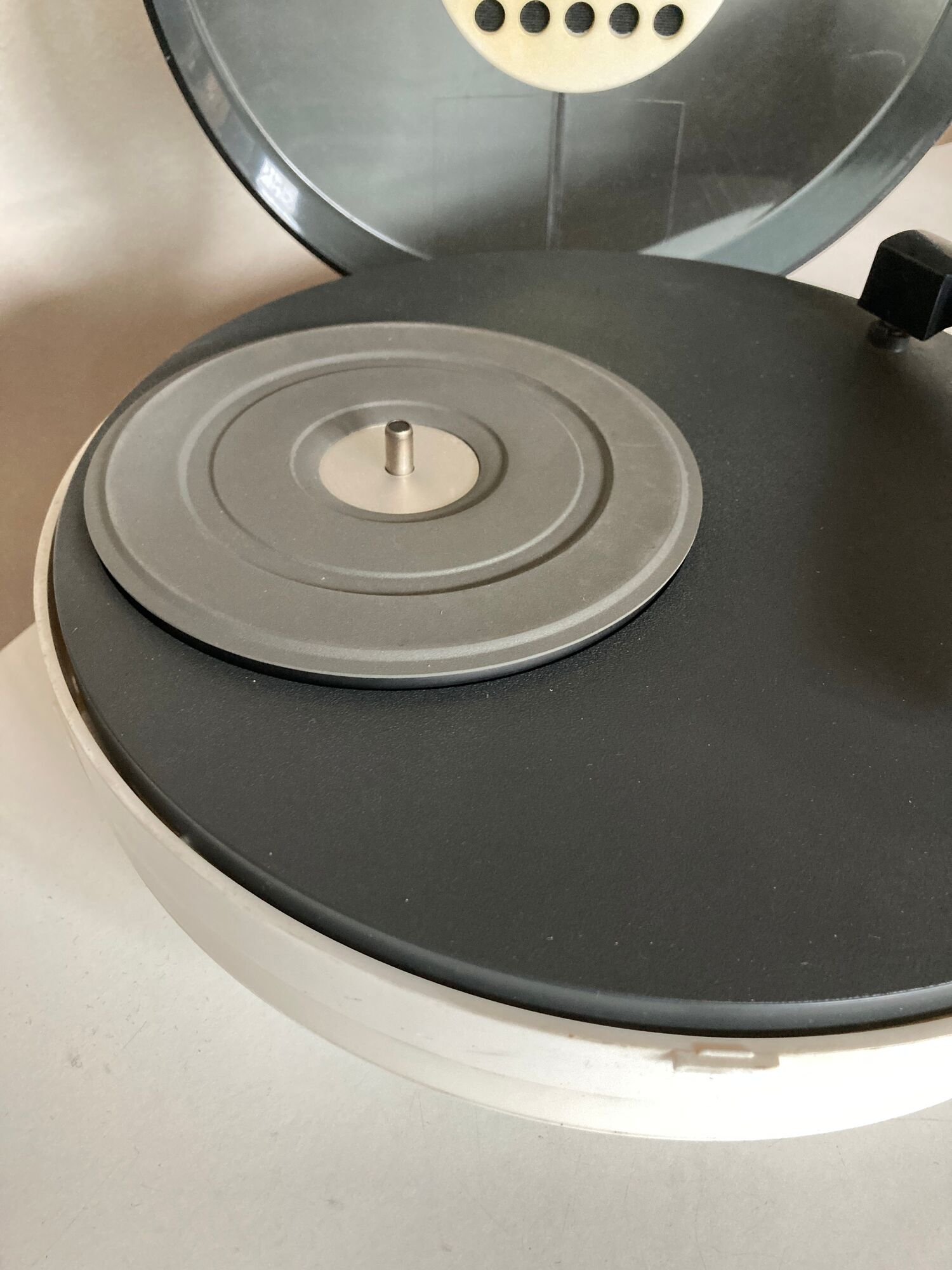 UFO Phillips portable platinum by Patrice Dupont turns Space Age 1969