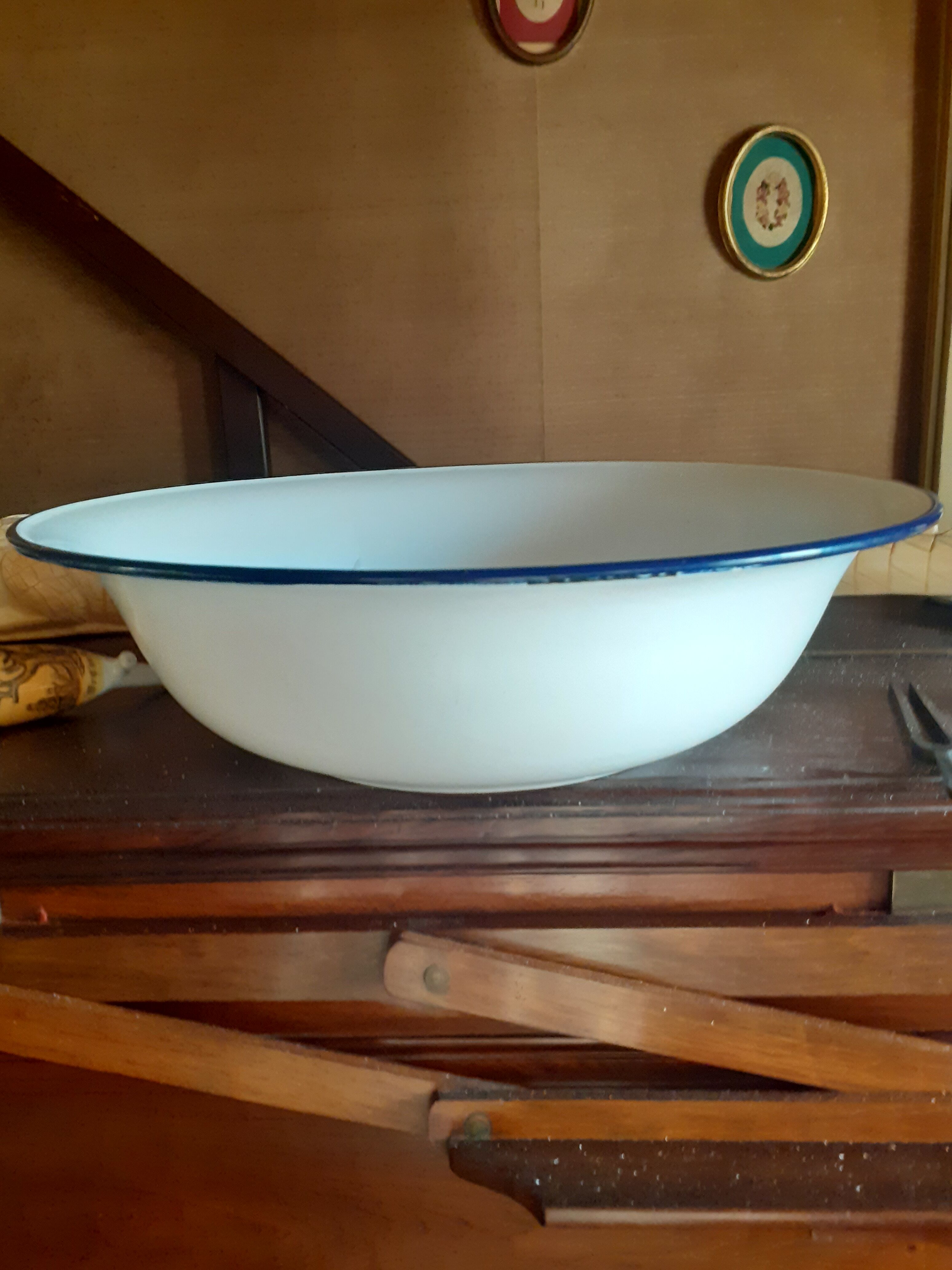 Enamelled tole basin
