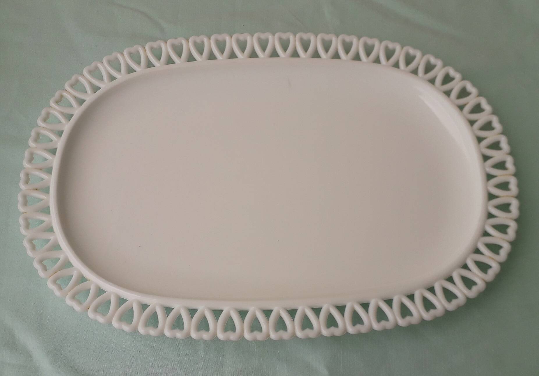 Opaline glass plate with hearts