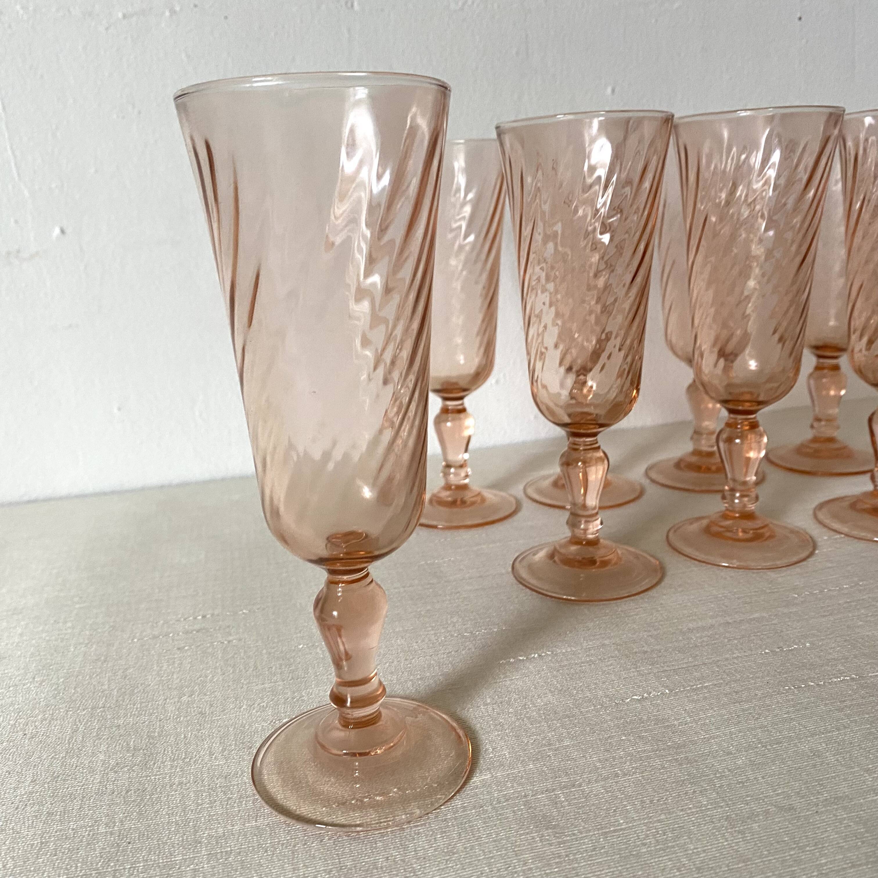 Flûtes à champagne en verre rose années 80