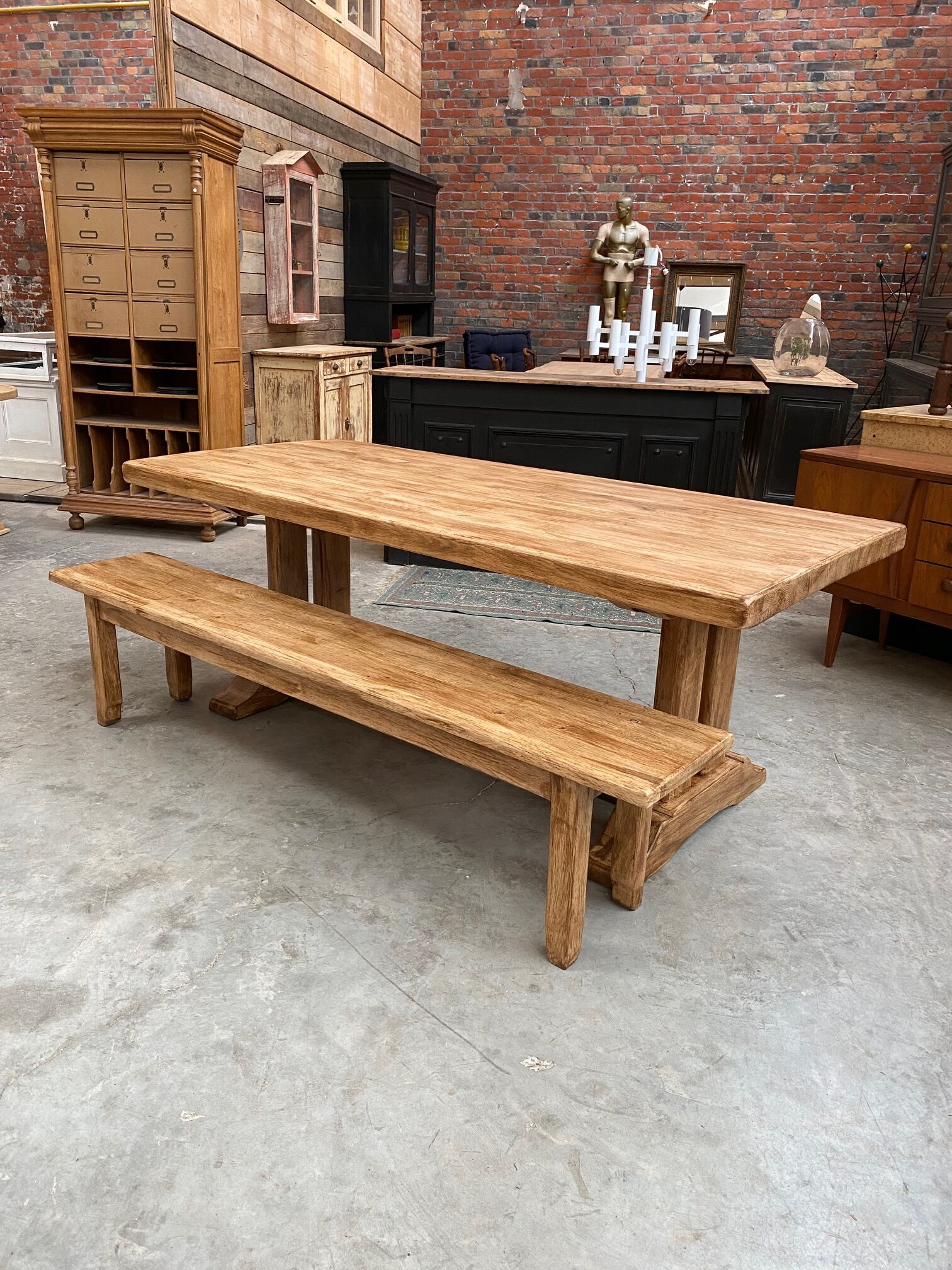 Farmhouse table and its 2 benches