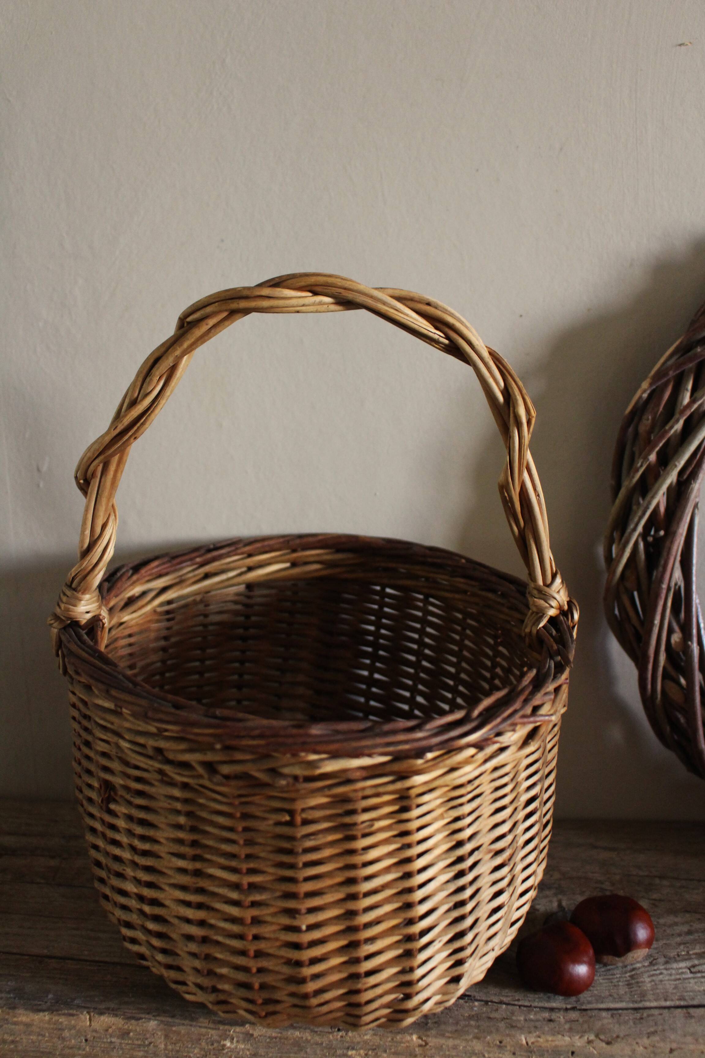 Small round wicker basket with one handle