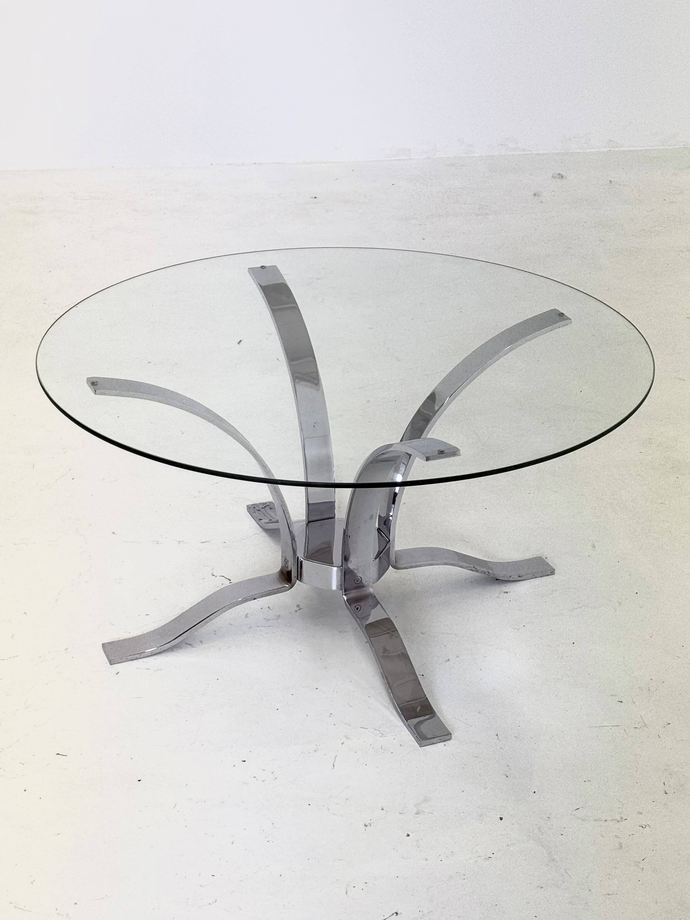 Table basse en verre du milieu du siècle avec cadre chromé