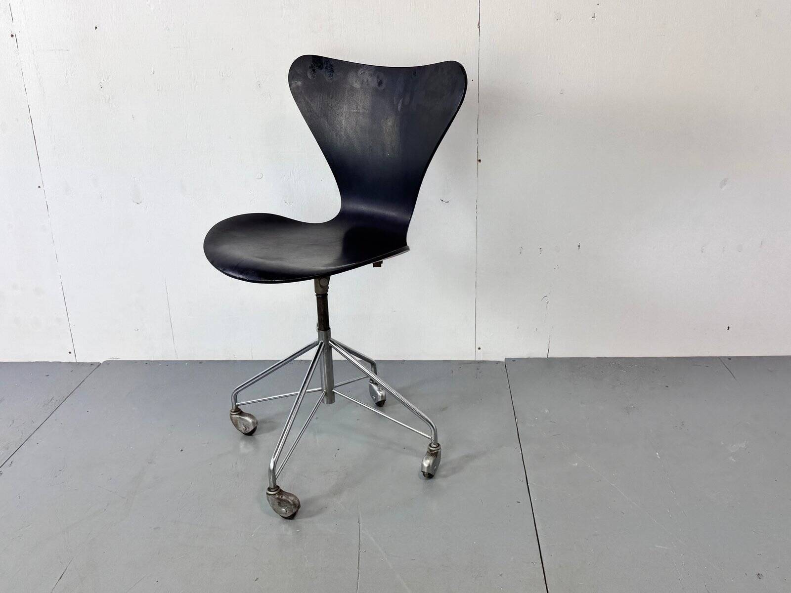 Vintage early 3117 swivel desk chair by Arne Jacobsen for Fritz Hansen, 1955