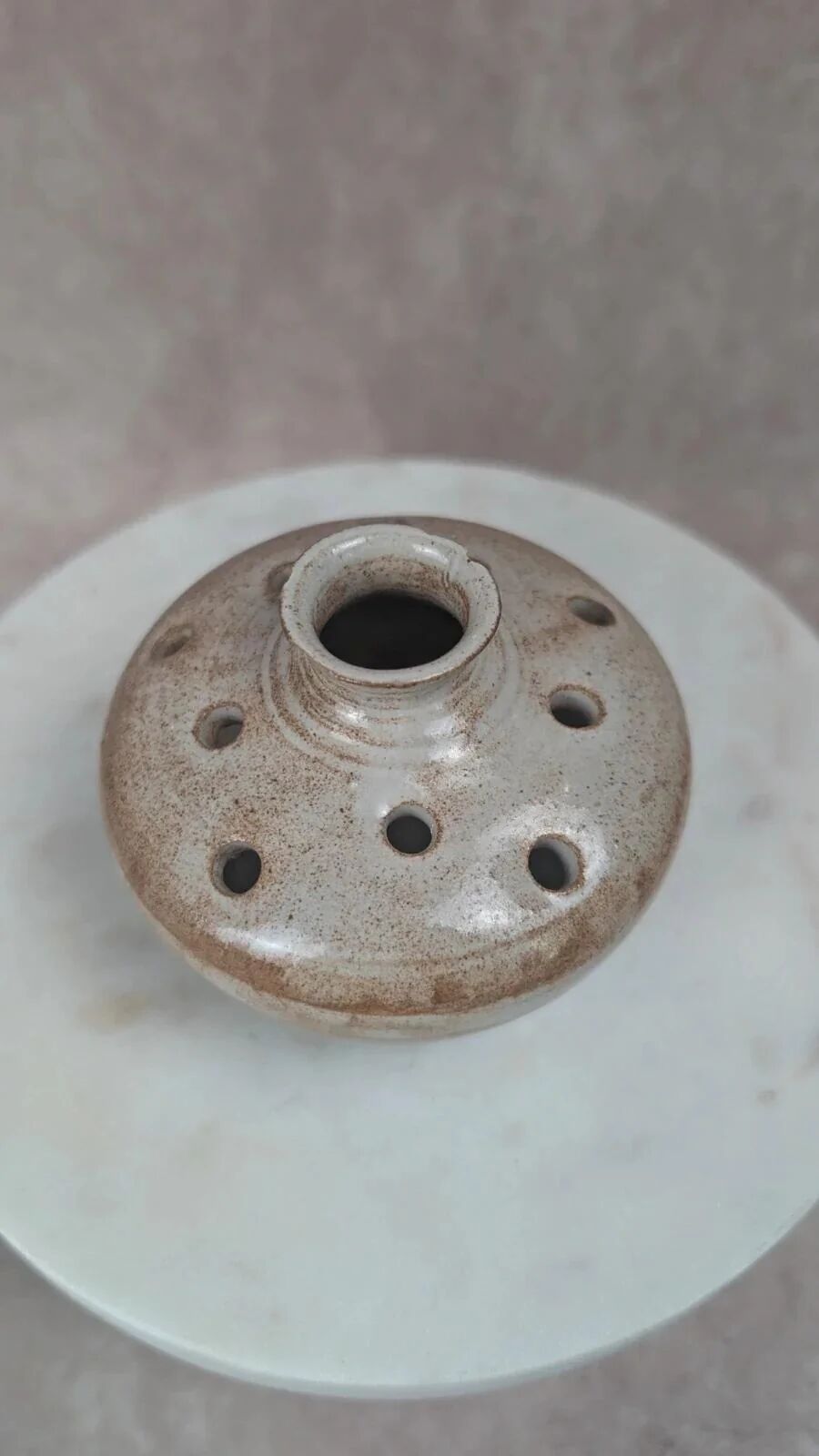 Vase pique-fleurs signé Volkoff en grès