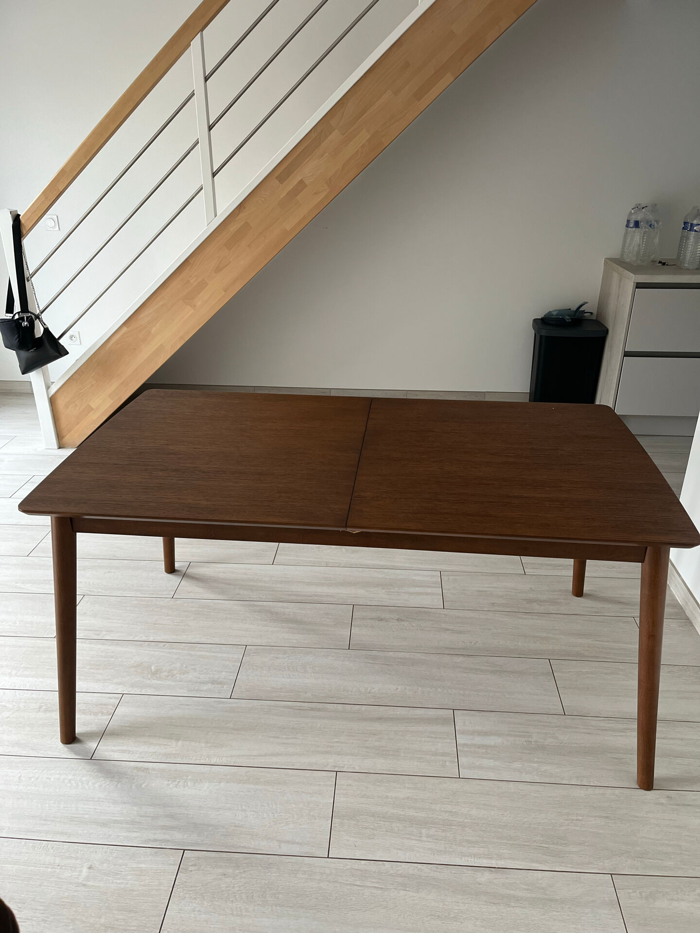 Table à manger extensible effet noyer – 160 cm à 210 cm – Comme neuve