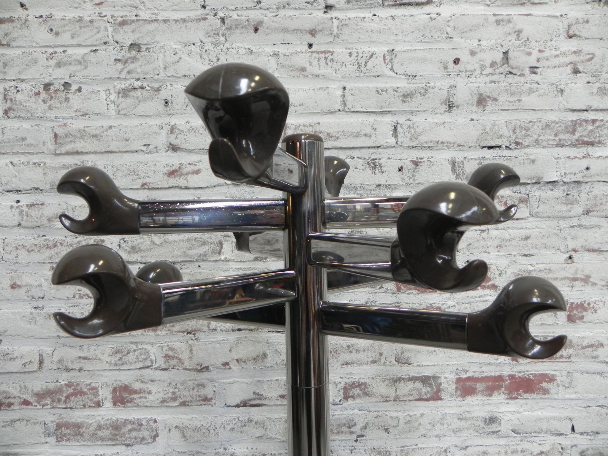 Porte-manteau debout de chrome de chrome de cru