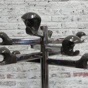 Porte-manteau debout de chrome de chrome de cru