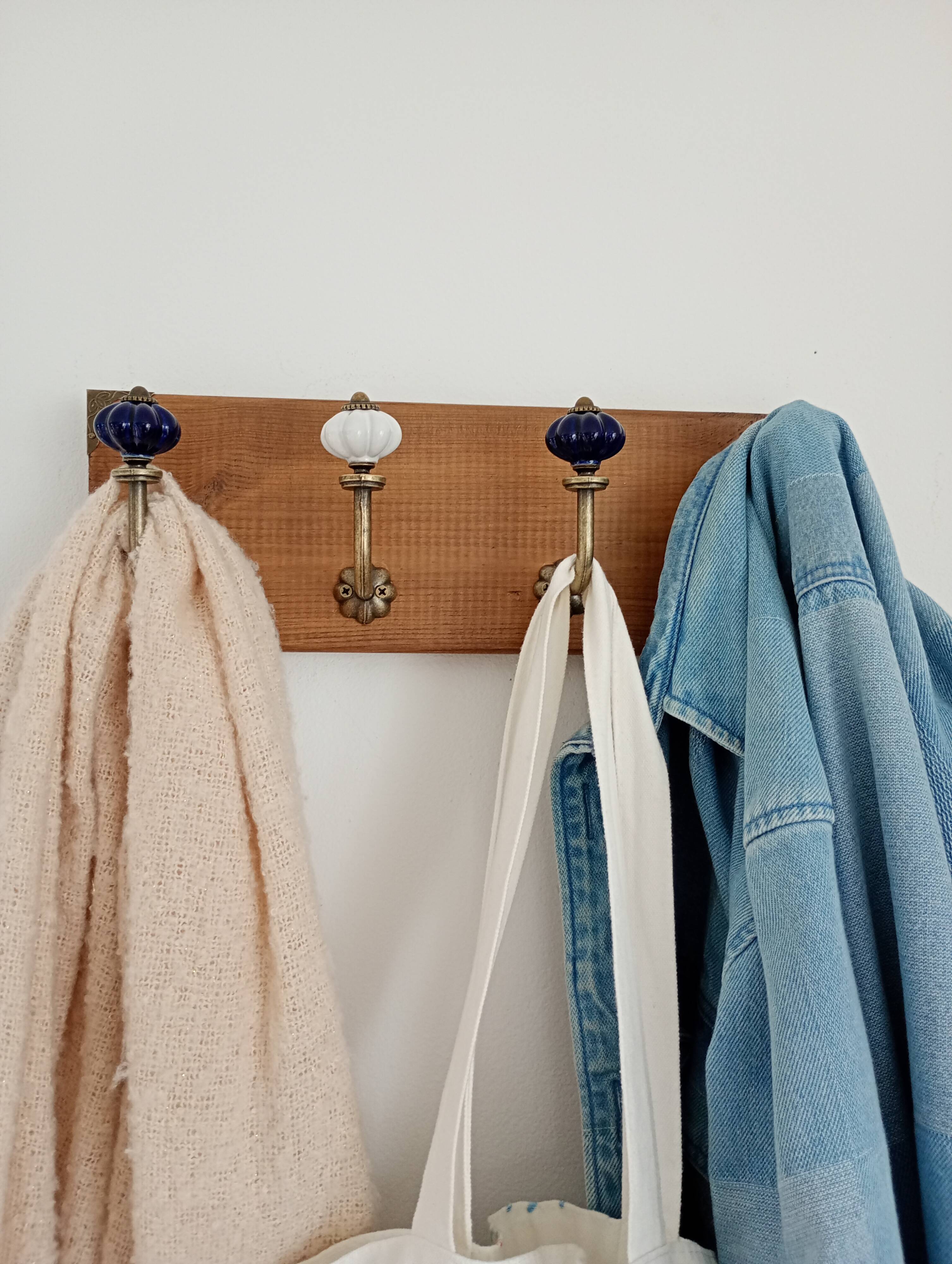 Vintage STYLE wall coat rack – purple metal and ceramic hooks
