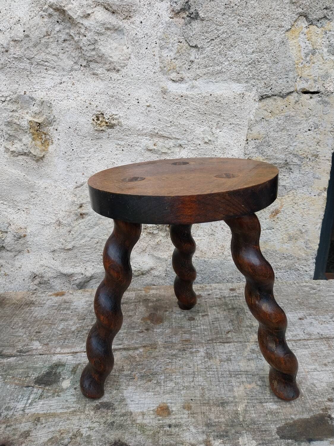 Tabouret en bois tripode