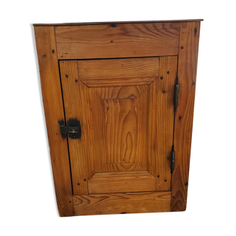 Corner cabinet