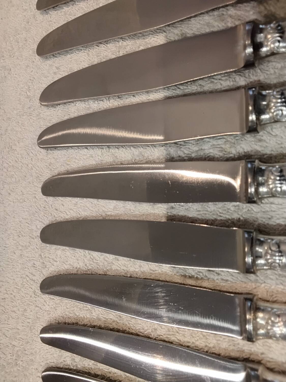 12 silver-plated dessert knives by Christofle Vendôme, 20.3cm