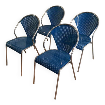 Suite de 4 chaises chromées à assises perforées en métal laqué bleu