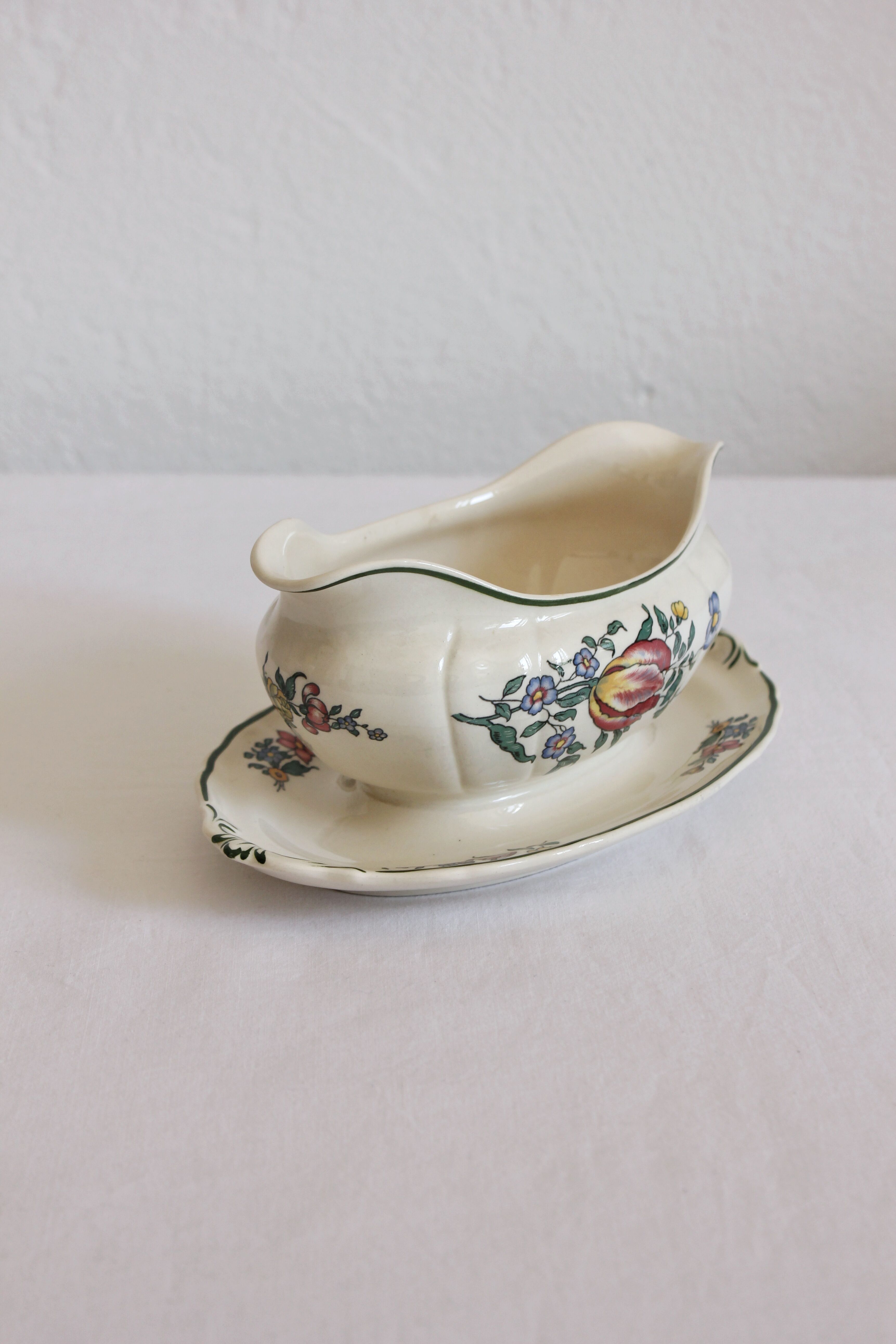 Vintage earthenware sauce boat "Alt Strassburg" or "Old Strasbourg" Villeroy & Boch