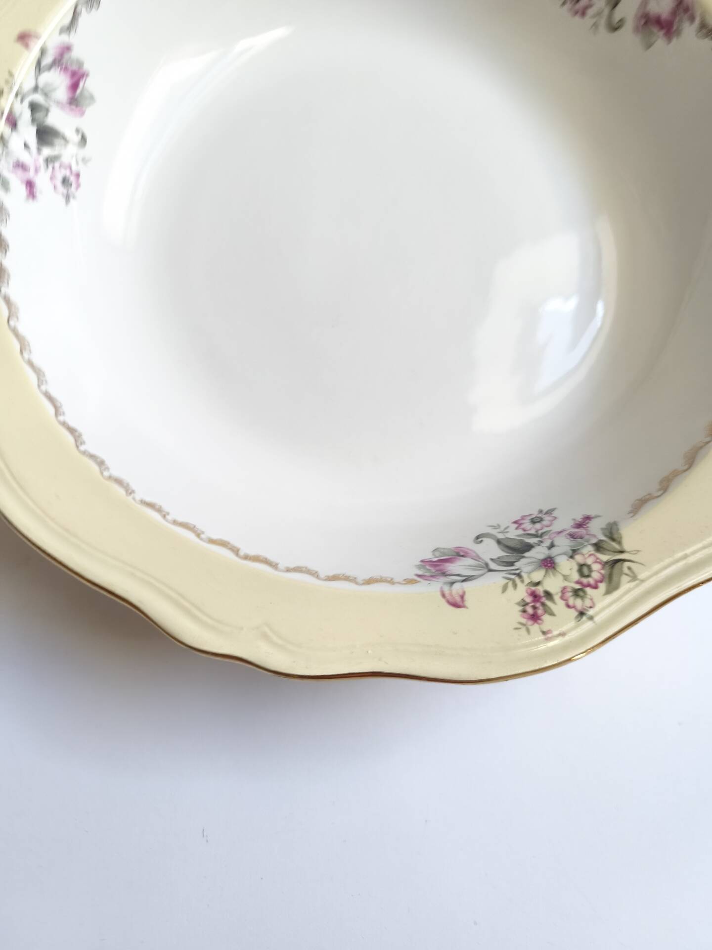 Vintage shallow dish L'Amandinoise model Paola white cream flowers