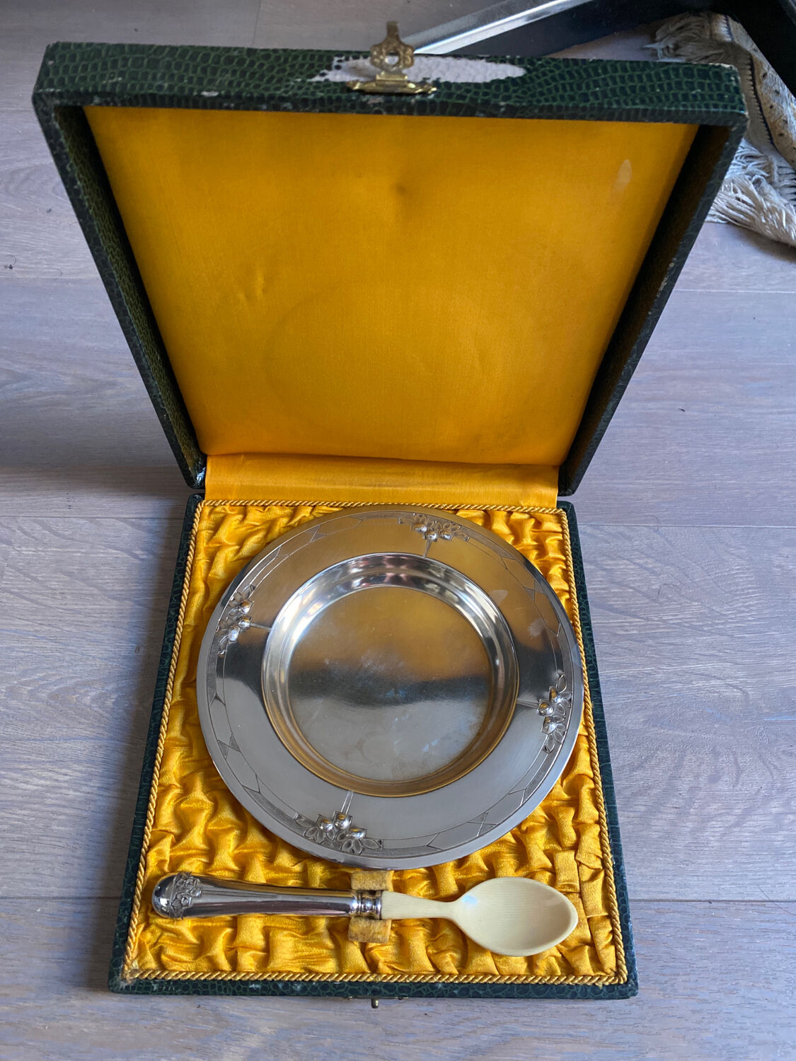 Porridge plate and spoon in silver metal