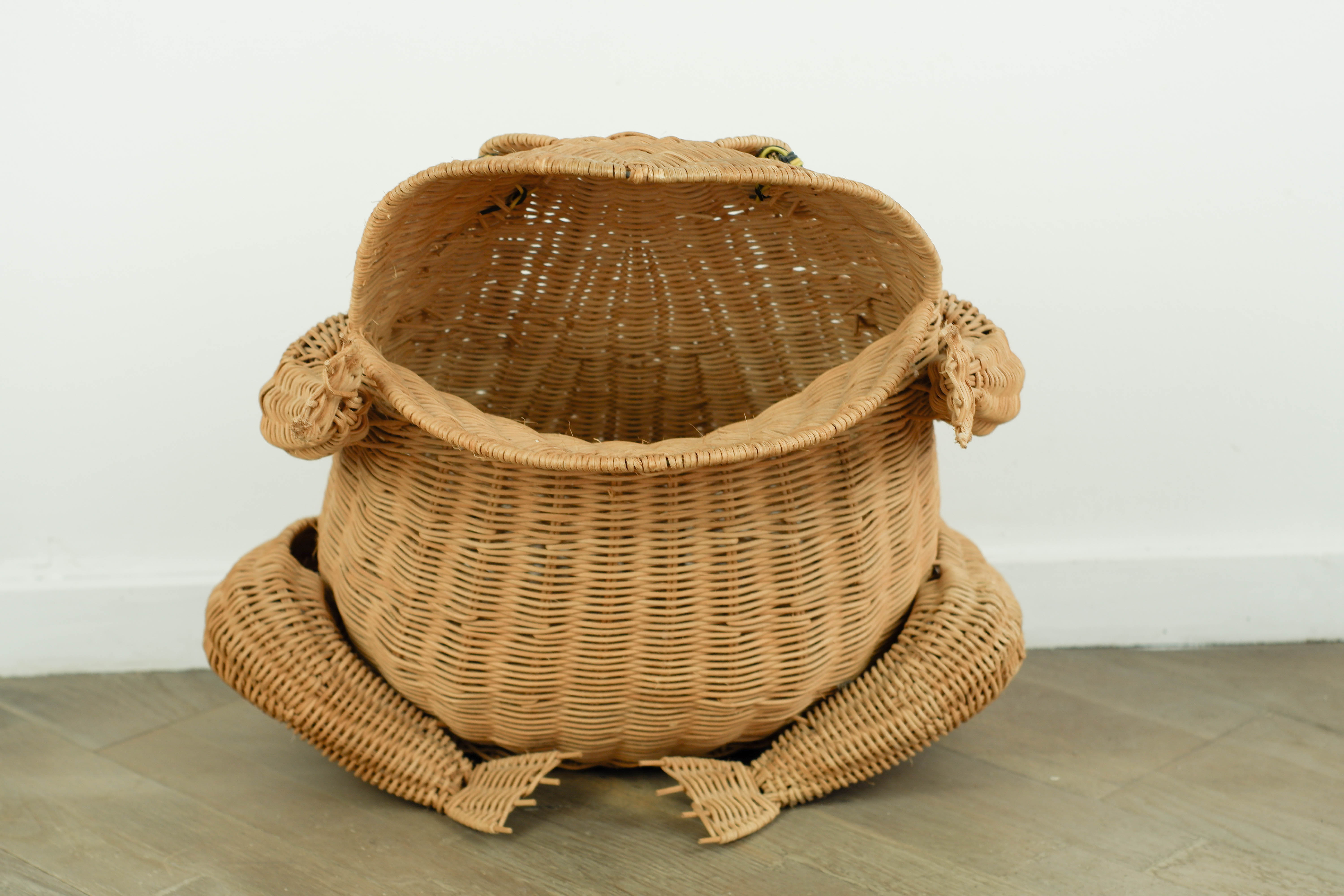 Porte revues by Olivier Cajan in wicker