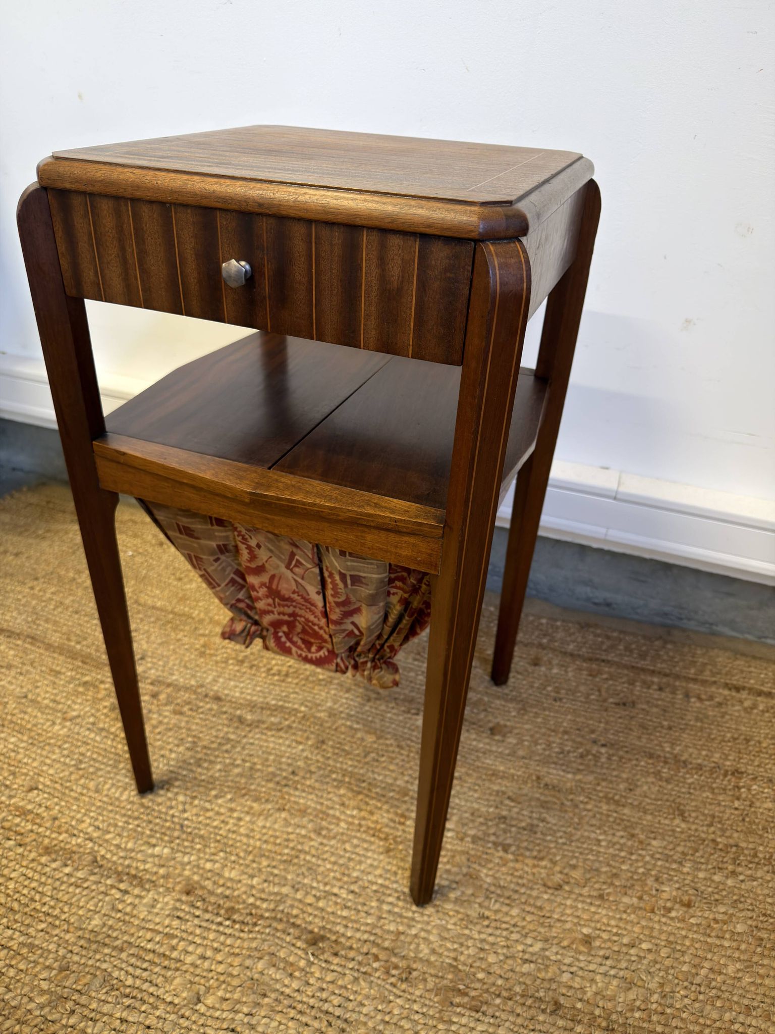 Table de couture Art Déco en noyer avec tablette escamotable