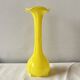 Vase vintage en verre soufflé jaune