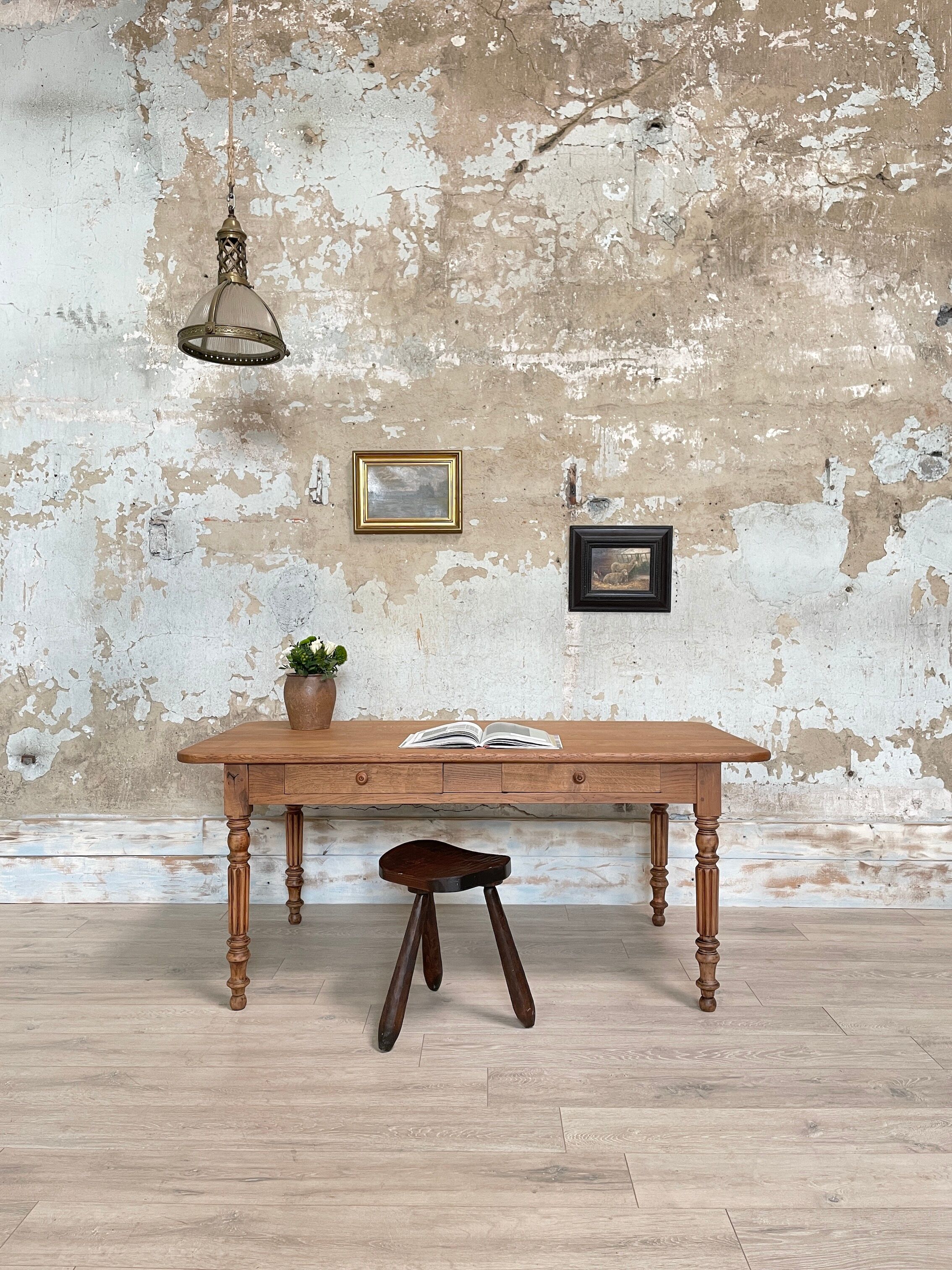 Table with turned legs in solid wood