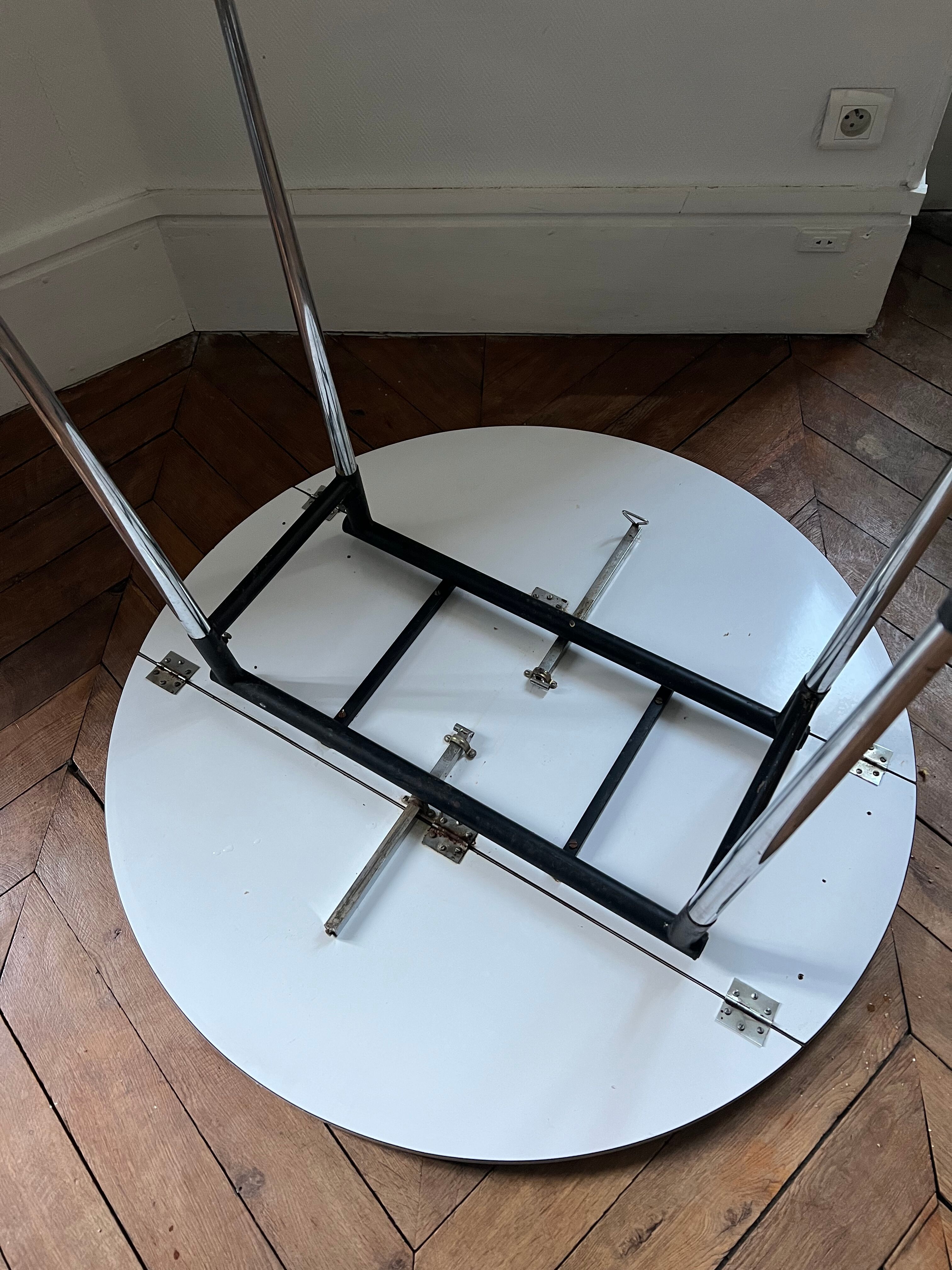 Vintage round Formica table