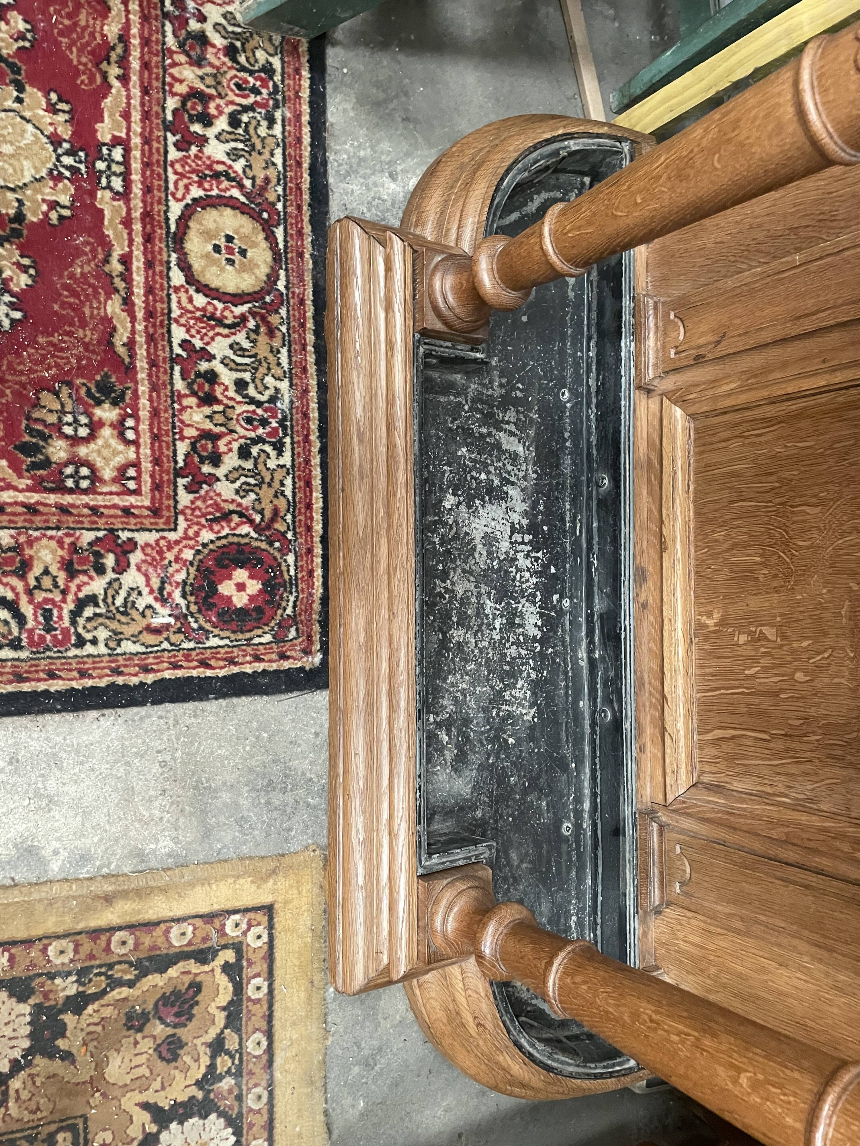 Vestiaire d’entrée en chêne et laiton 1900