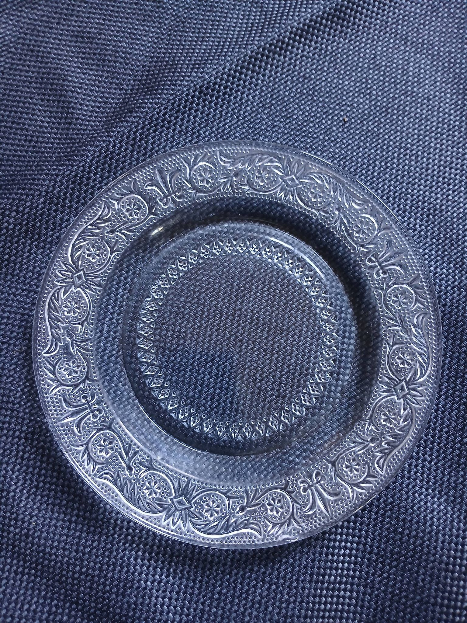 18 assiettes à dessert vintages en verre pressé