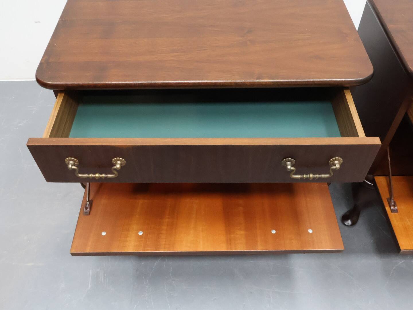 Ensemble de grande table de nuit style Queen Ann.