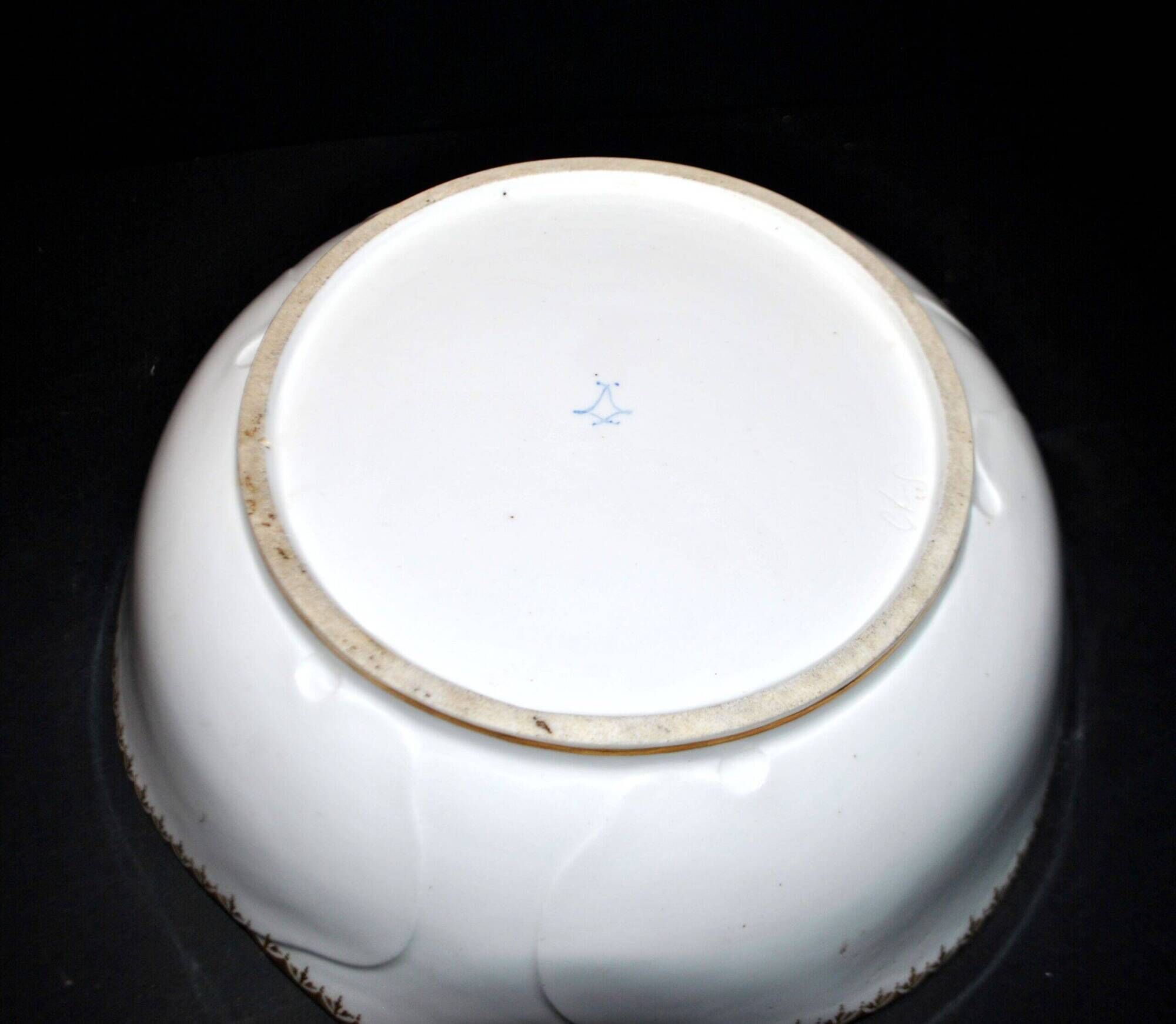 Antique Sèvres porcelain salad bowl with hand-painted gold arabesque decoration