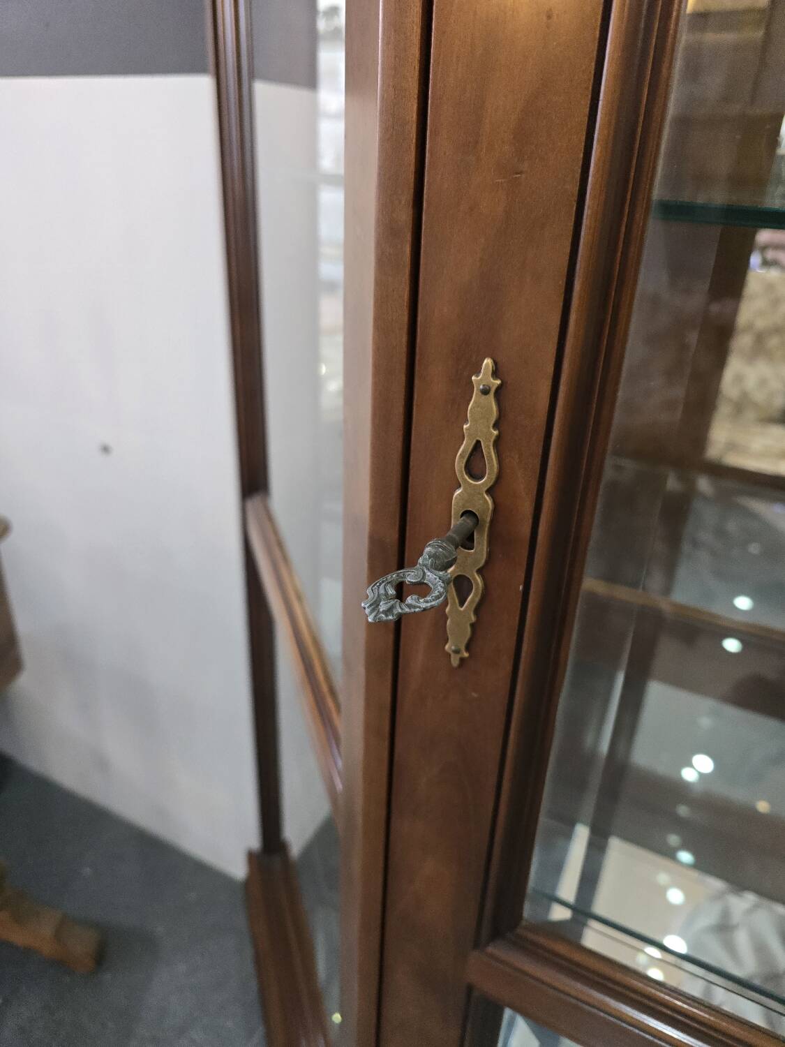 Vitrine hexagonale vintage en bois et verre – éclairé-Style classique