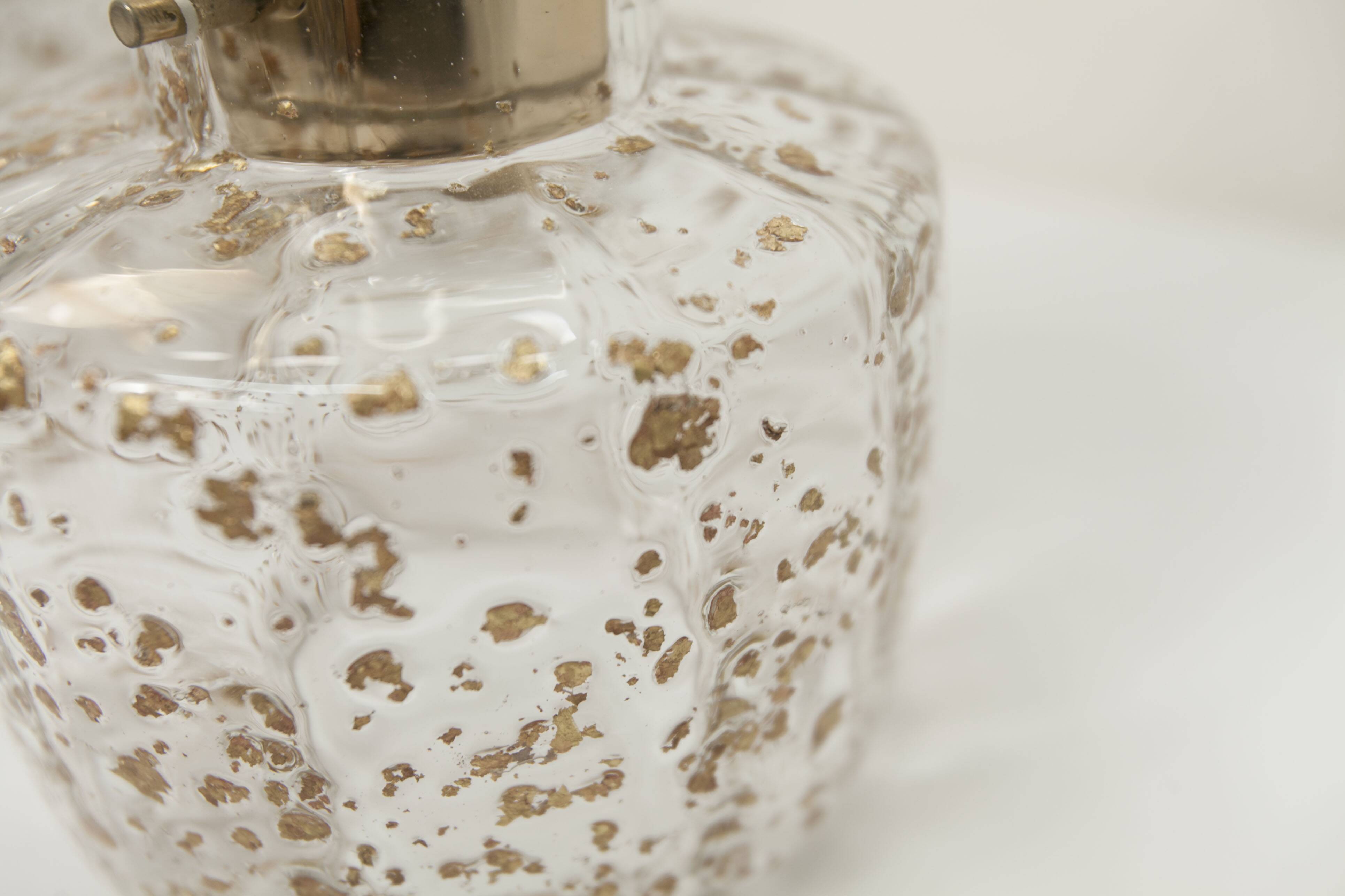 Lustre 5 branches doré et verre soufflé à paillettes dorées 1960