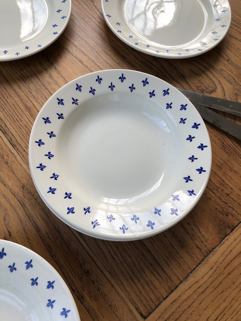 7 "lily" dessert plates