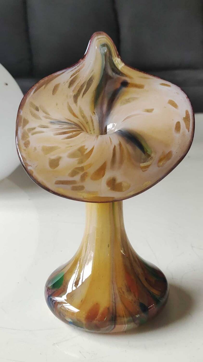 Murano glass soliflore vase Volubilis. Floral shape/Corolla. Polychrome speckles. Gold glitter inclusions. Height 21 cm