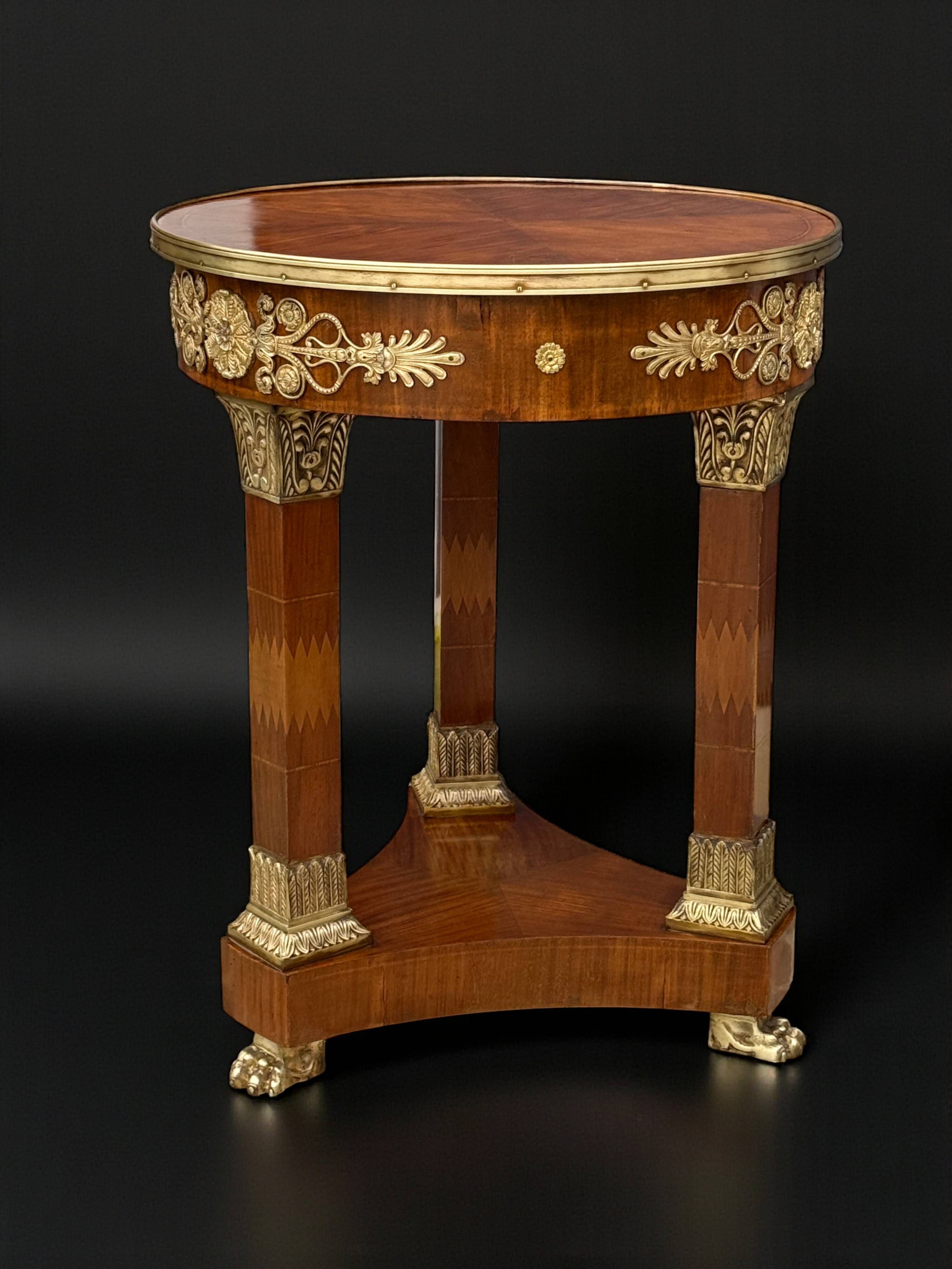 Circular gueridon empire of the 19th century in marquetry ornamented with gilt bronze