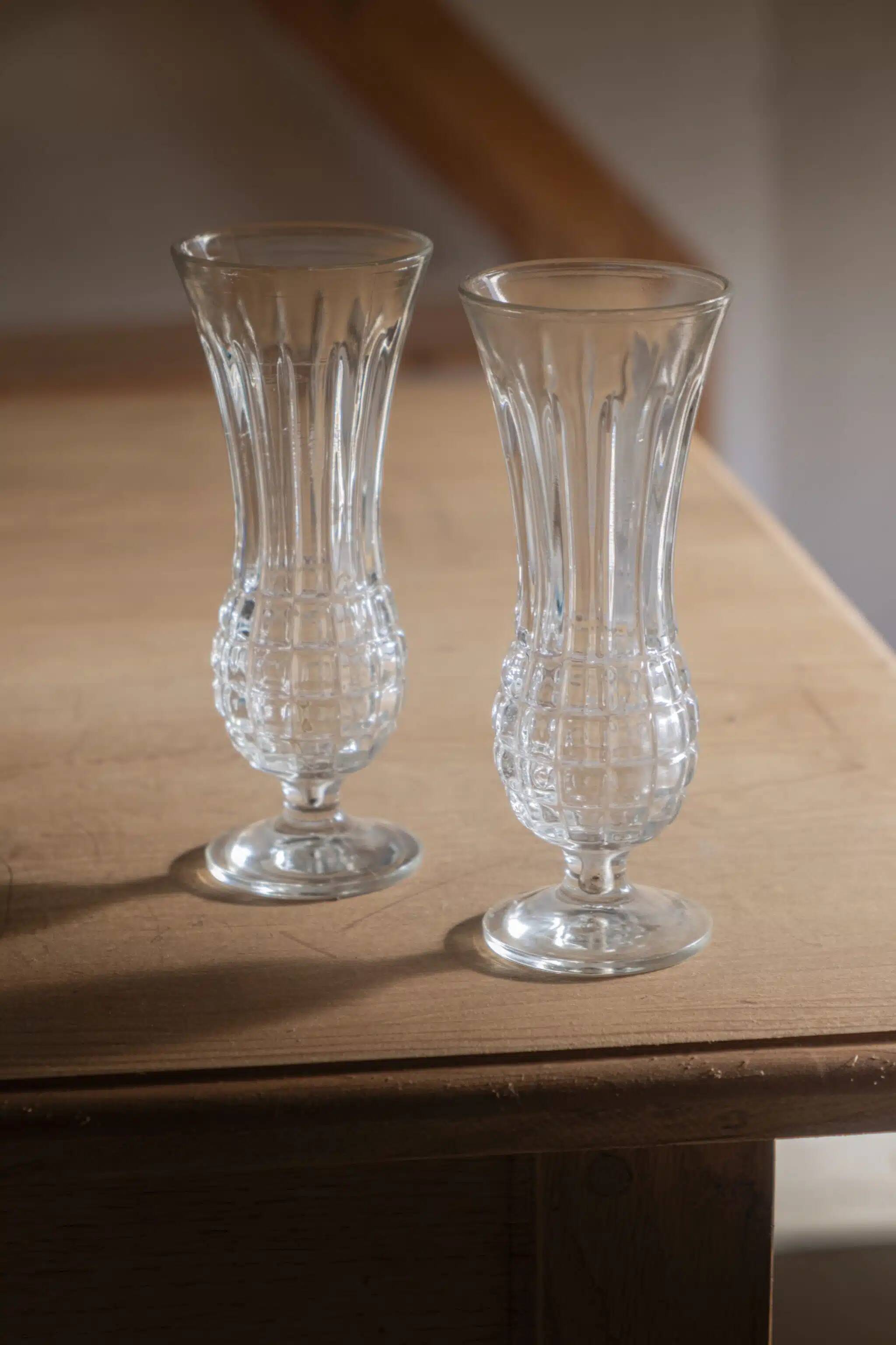 Petit vase en verre blanc ciselé « Émilie »
