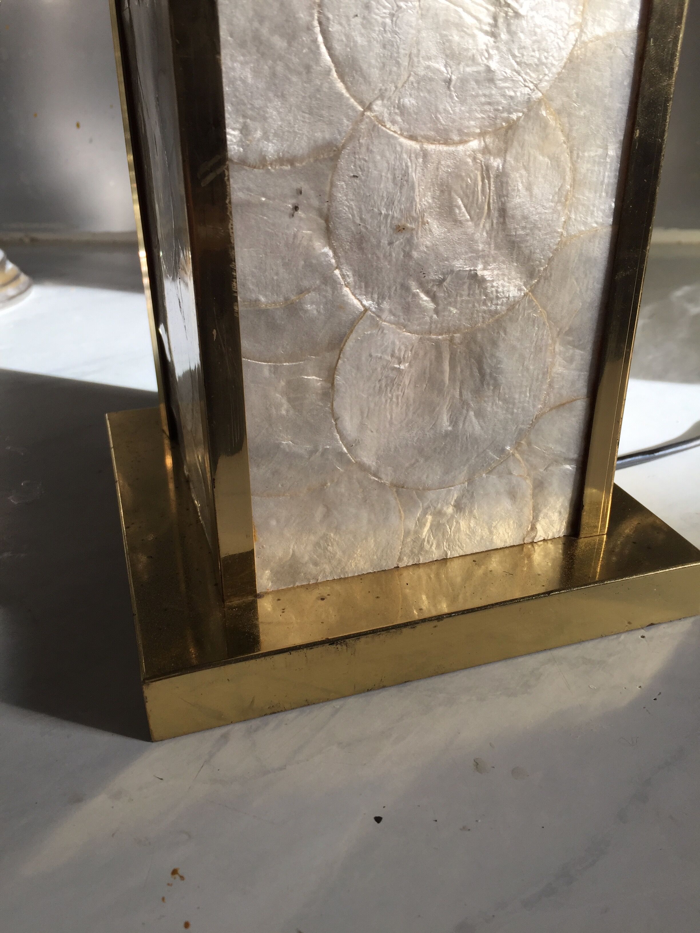 Table lamp in brass and mother-of-pearl italian design 1970