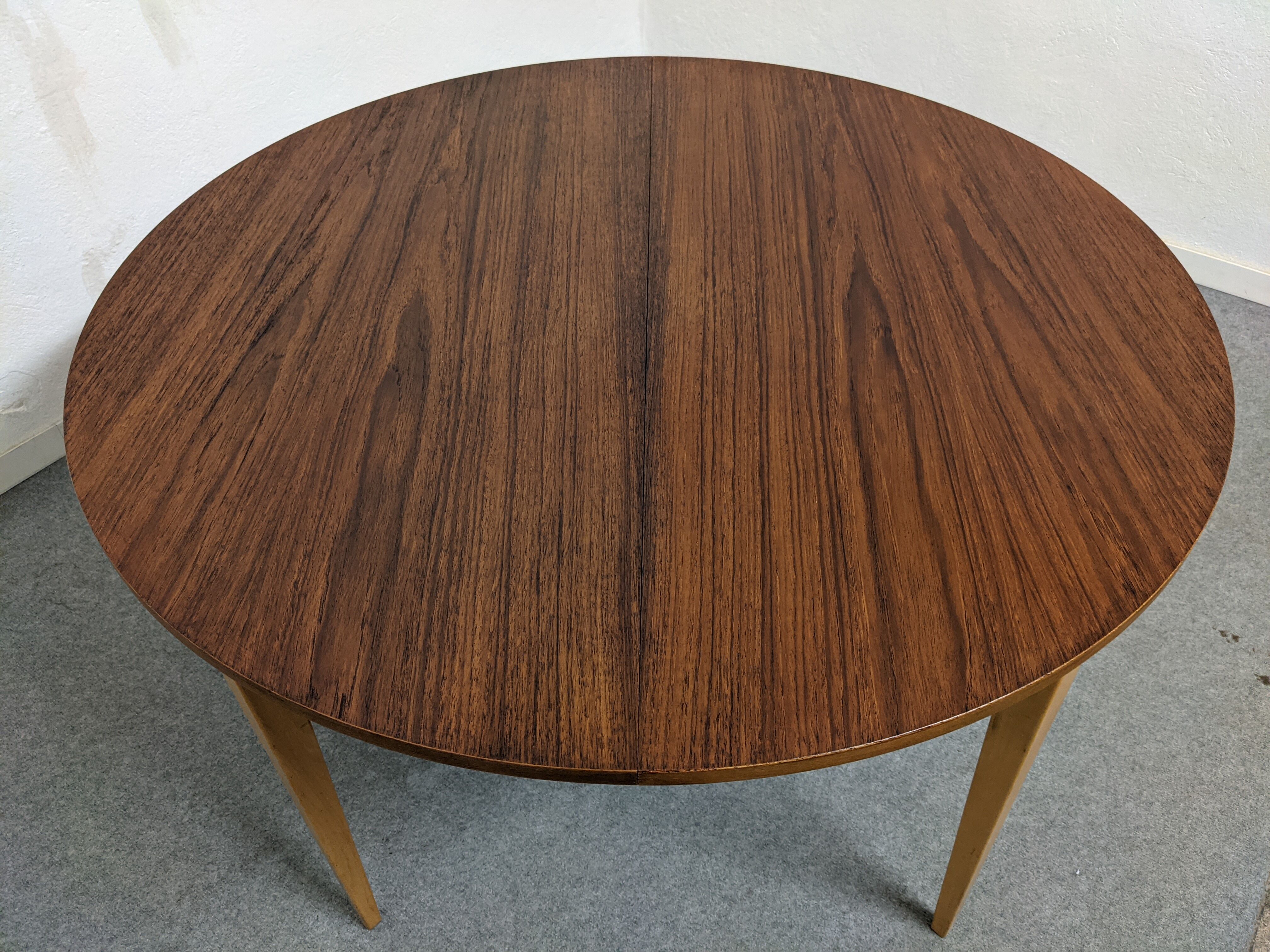 Vintage round table extended by the 50s/60s