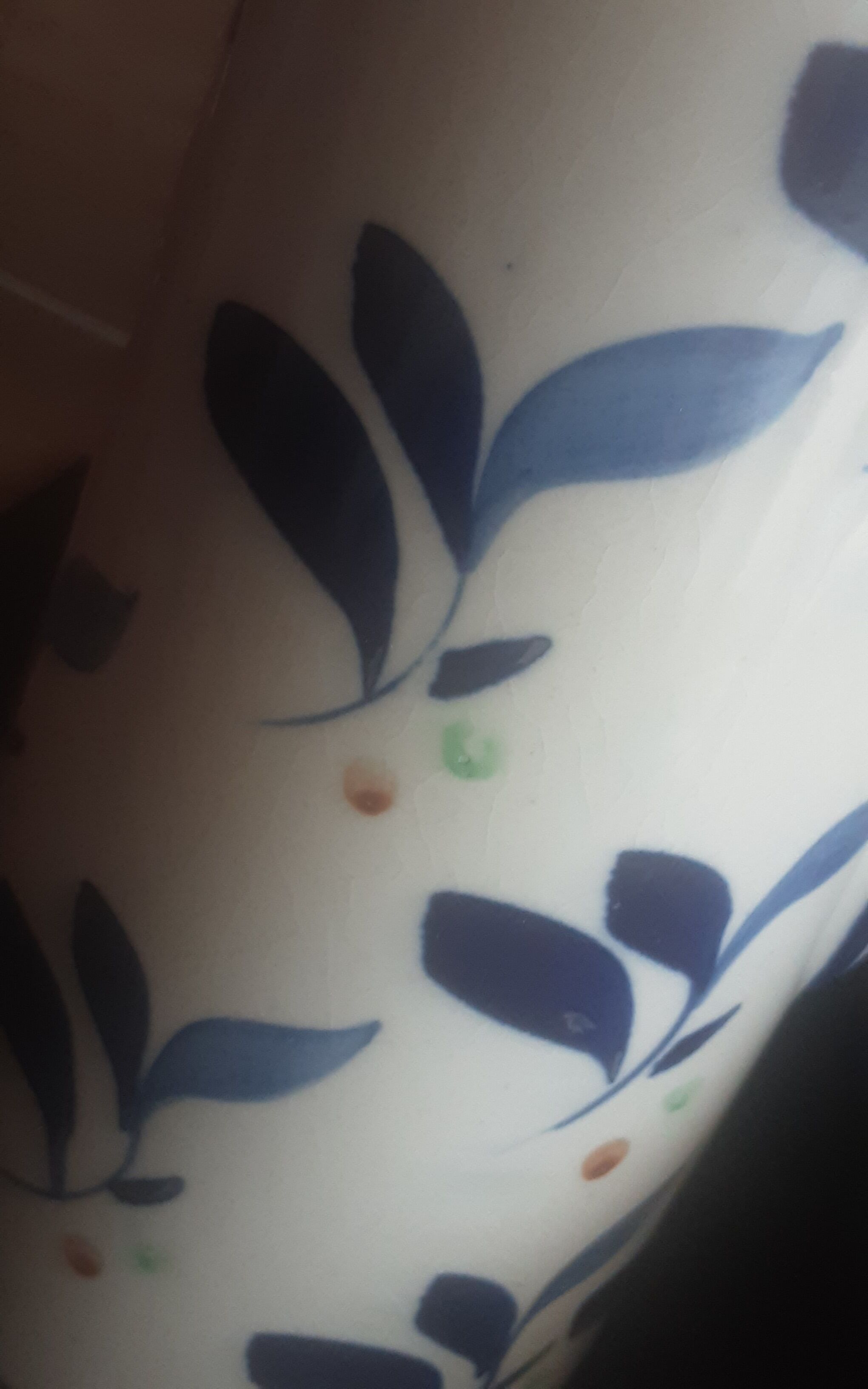 Lot decanter and cracked earthenware pot