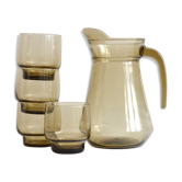 Carafe et quatre verres