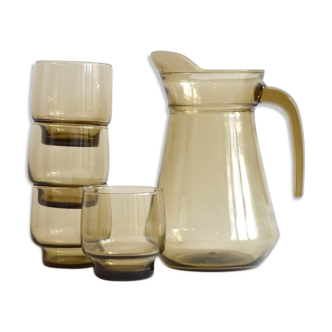 Carafe et quatre verres