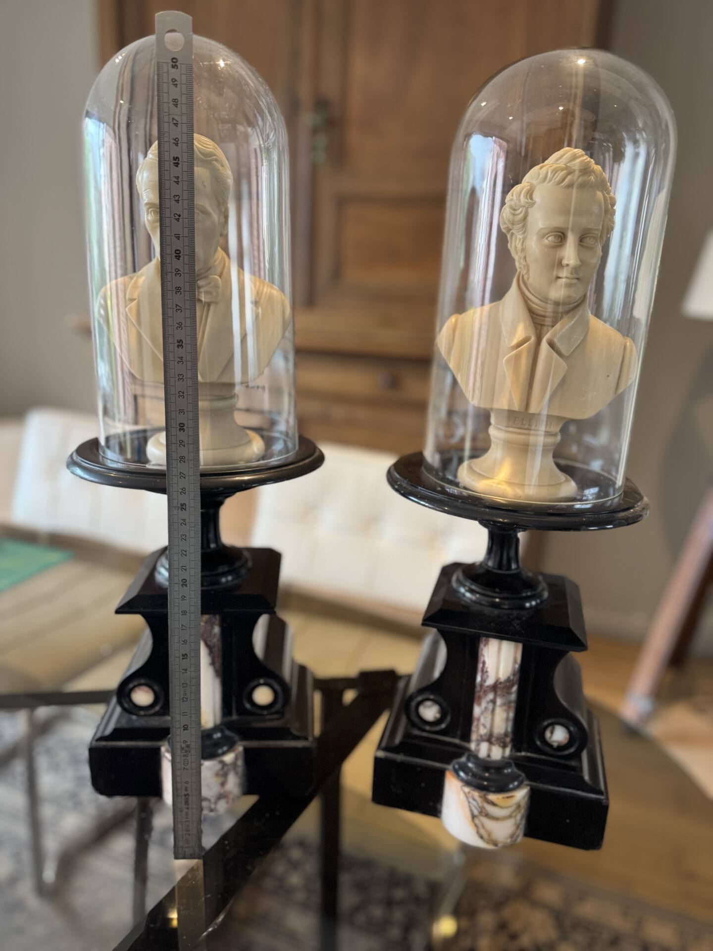 Paire de bustes Bellini et Puccini sous globe en verre.