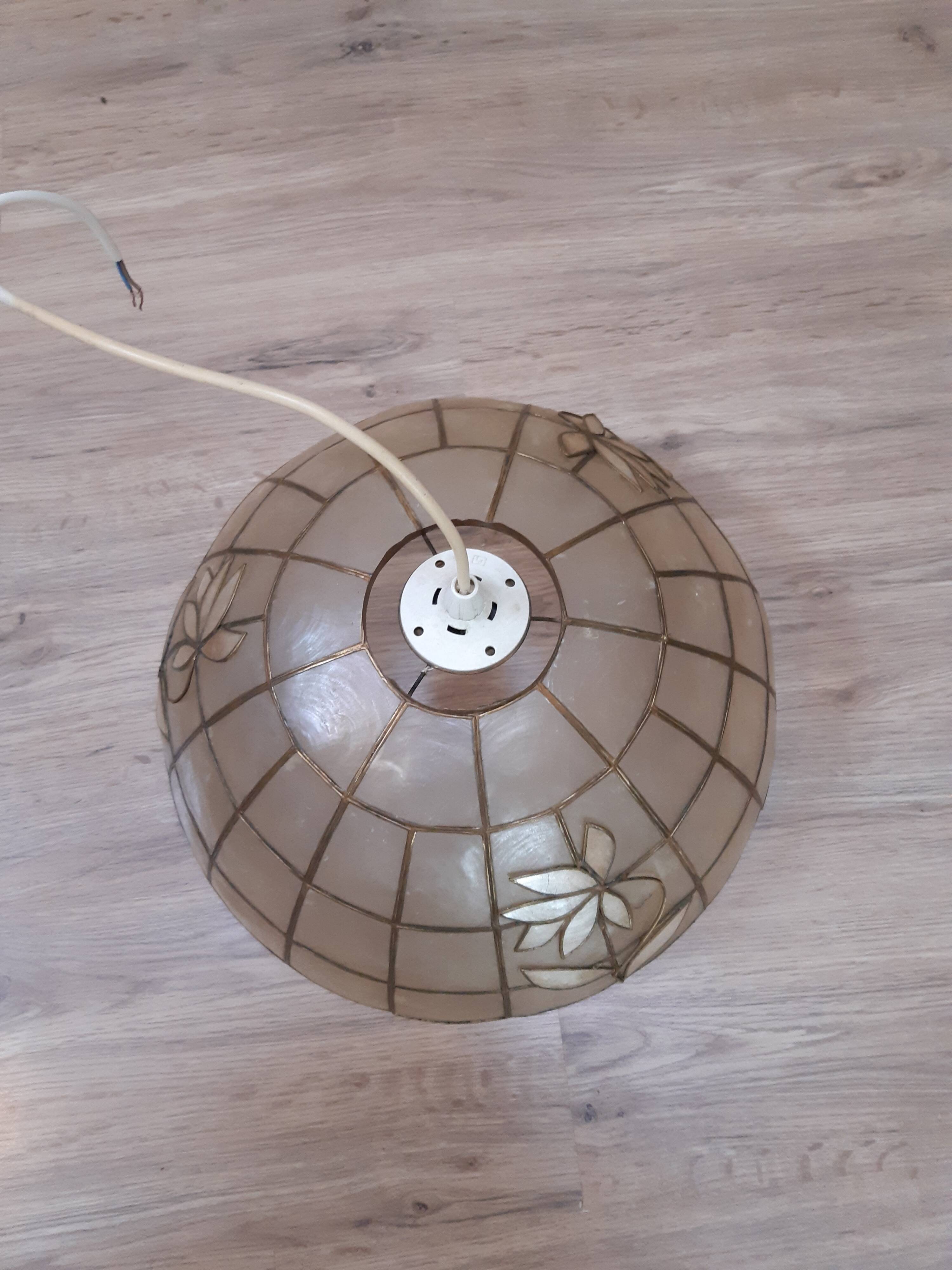 Mother-of-pearl suspension