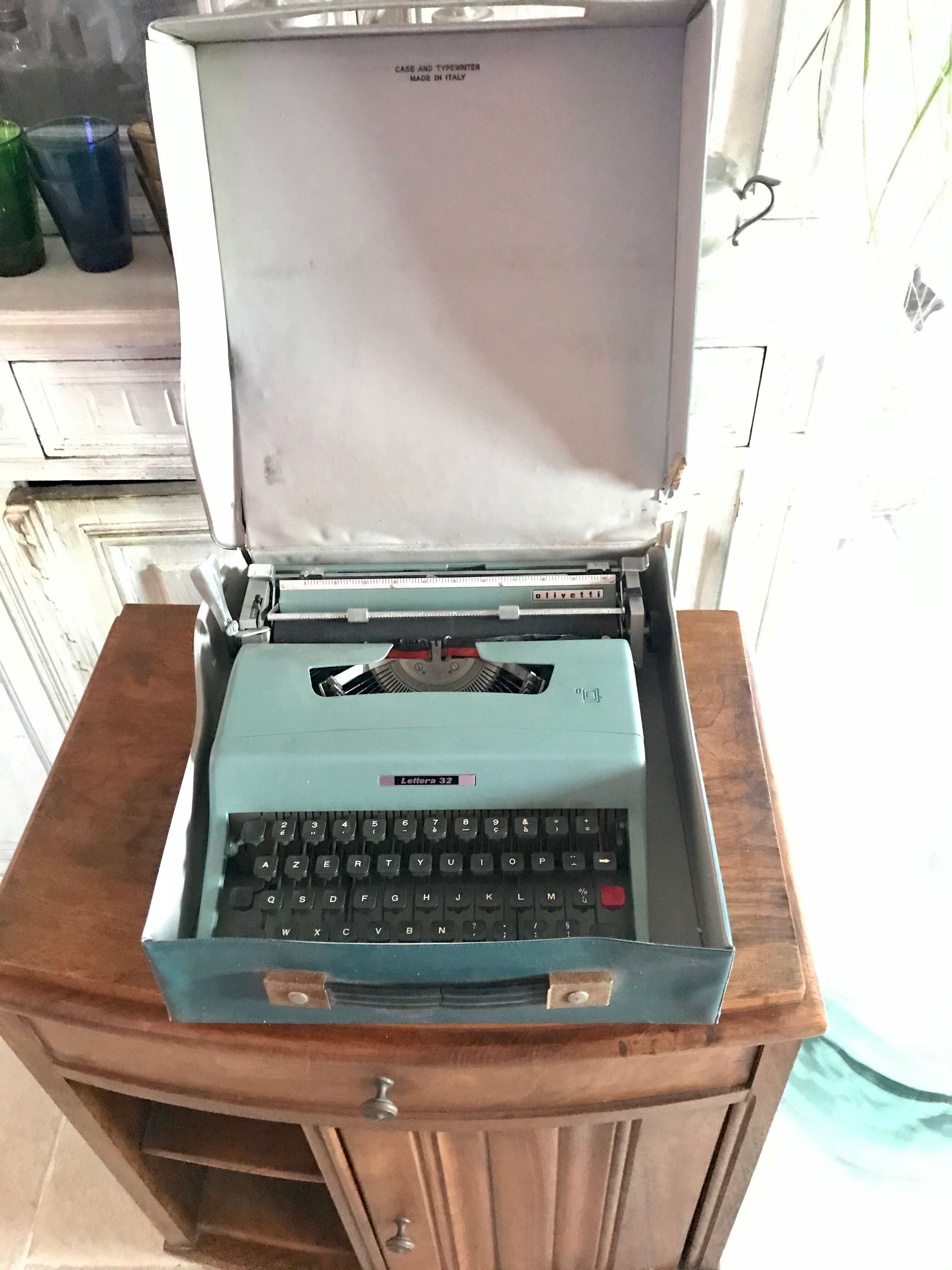 Olivetti lettera 32 typewriter