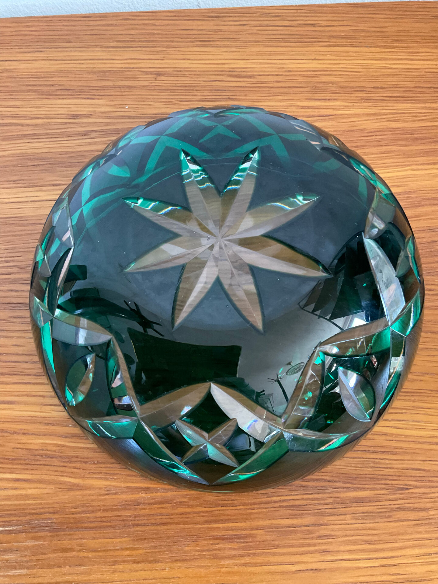 Cendrier en cristal taillé Overlay vert des années 60-70