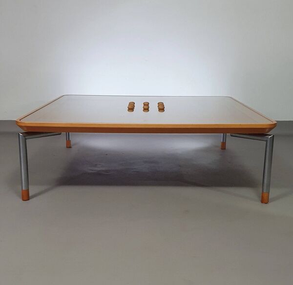 Table basse rare 110 x 110 x hauteur 35 cm avec 8 bouchons en bois/liège dans le plateau en verre.
