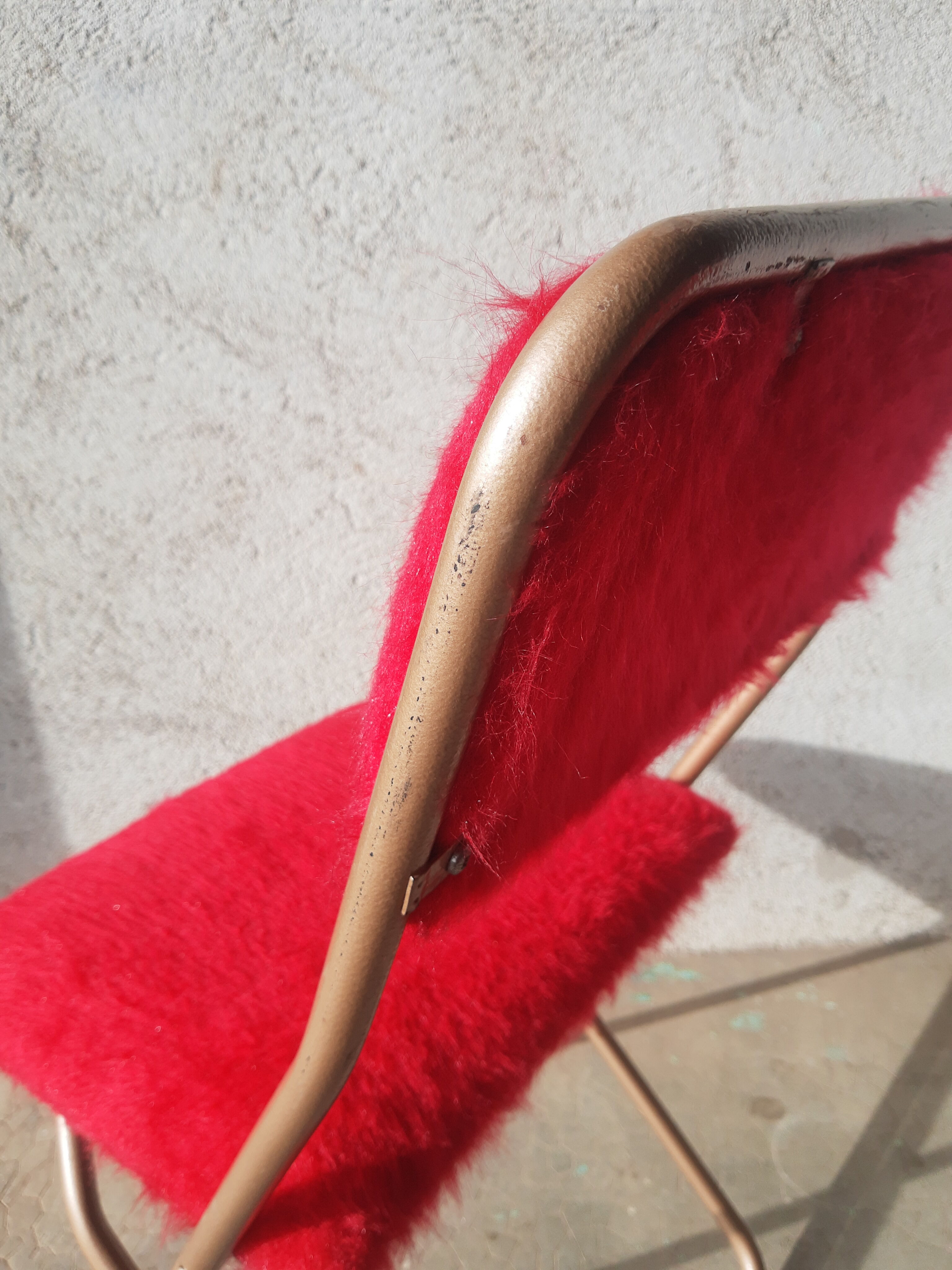 Pair of folding chairs in vintage red moumoute